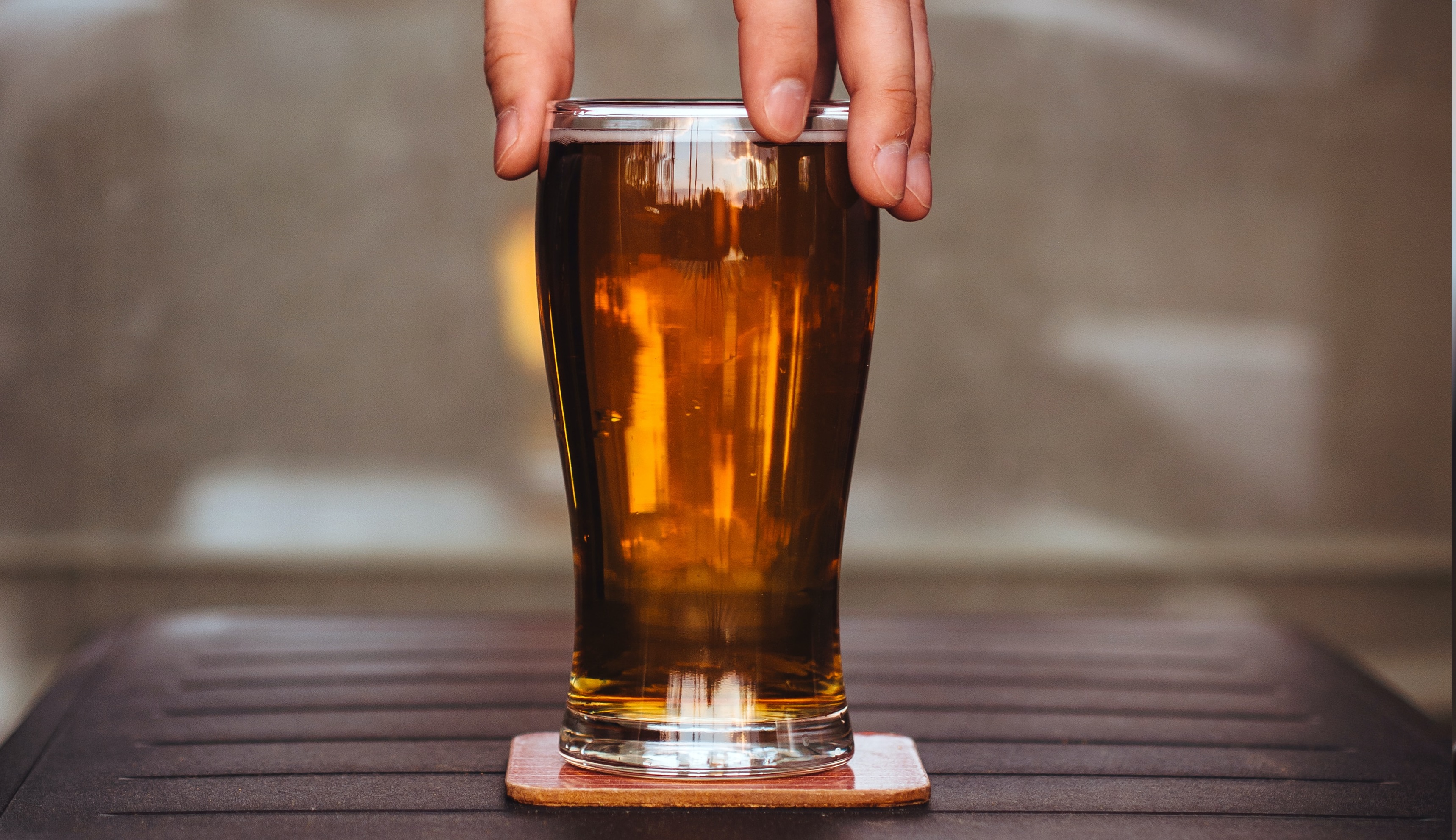 Alcoholvrij bier bevat vaak meer suiker, maar wel minder calorieën dan gewoon bier