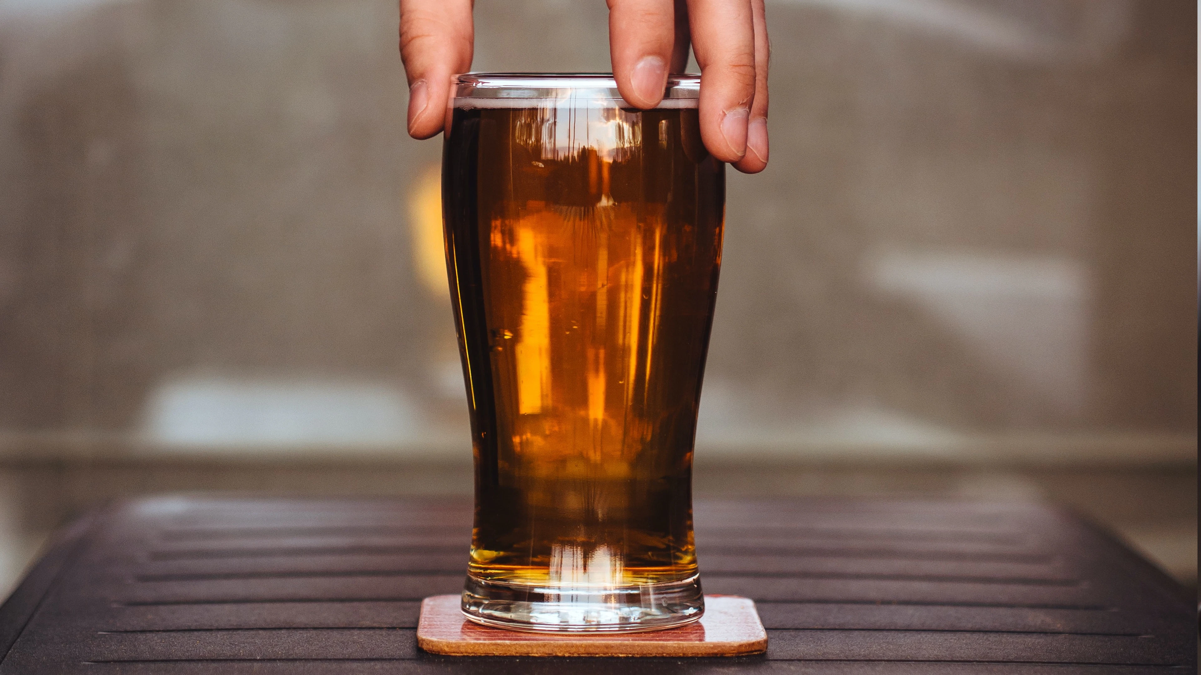 Alcoholvrij bier bevat vaak meer suiker, maar wel minder calorieën dan gewoon bier