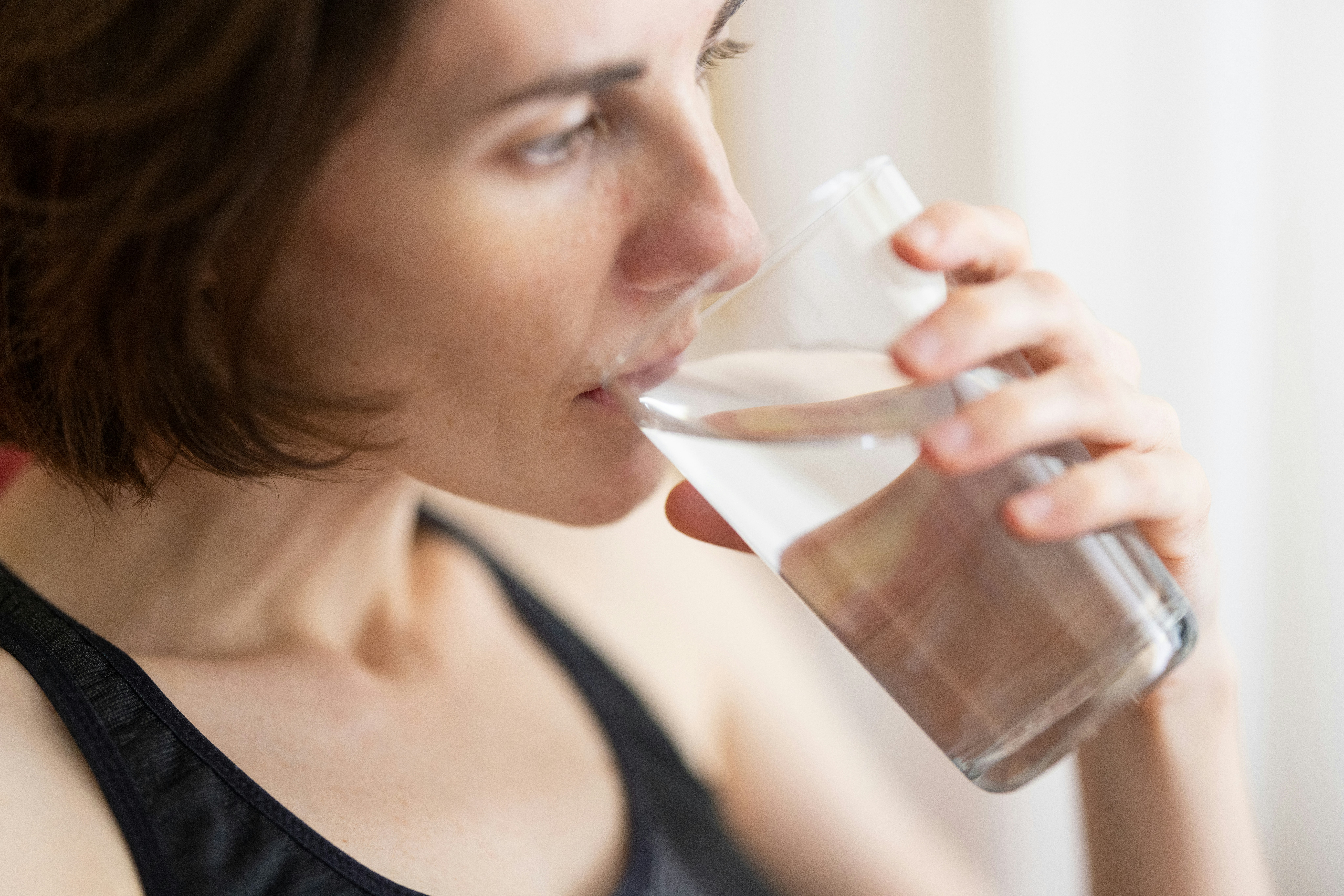 Krijg ik minder microplastics binnen als ik mijn drinkwater eerst kook?