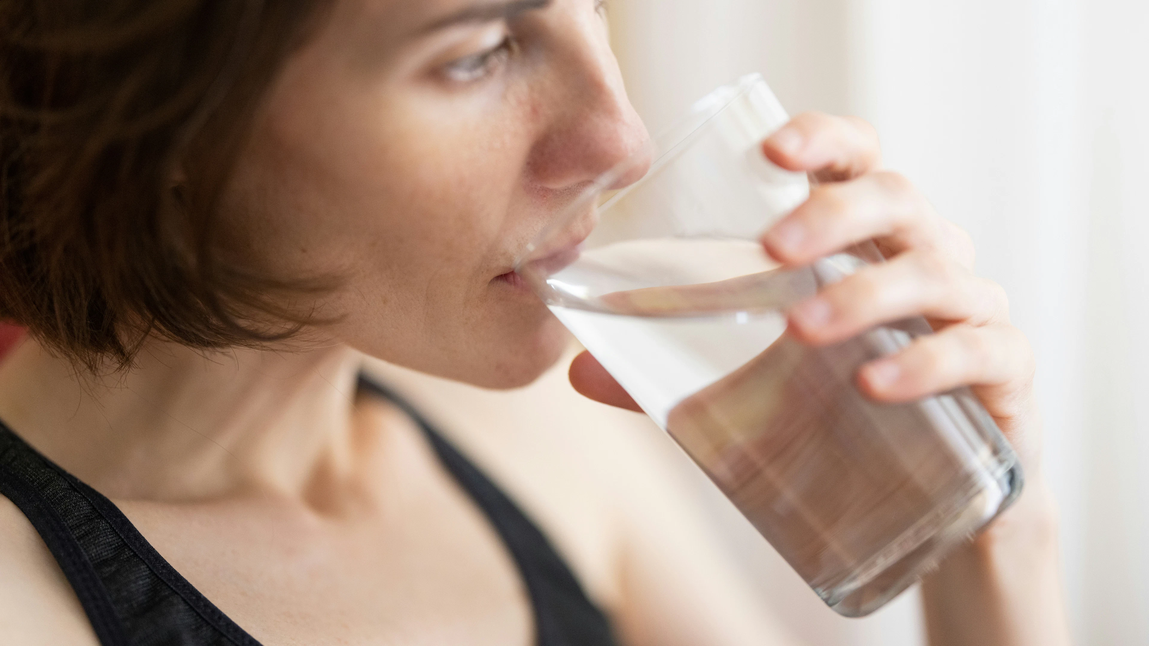 Krijg ik minder microplastics binnen als ik mijn drinkwater eerst kook?