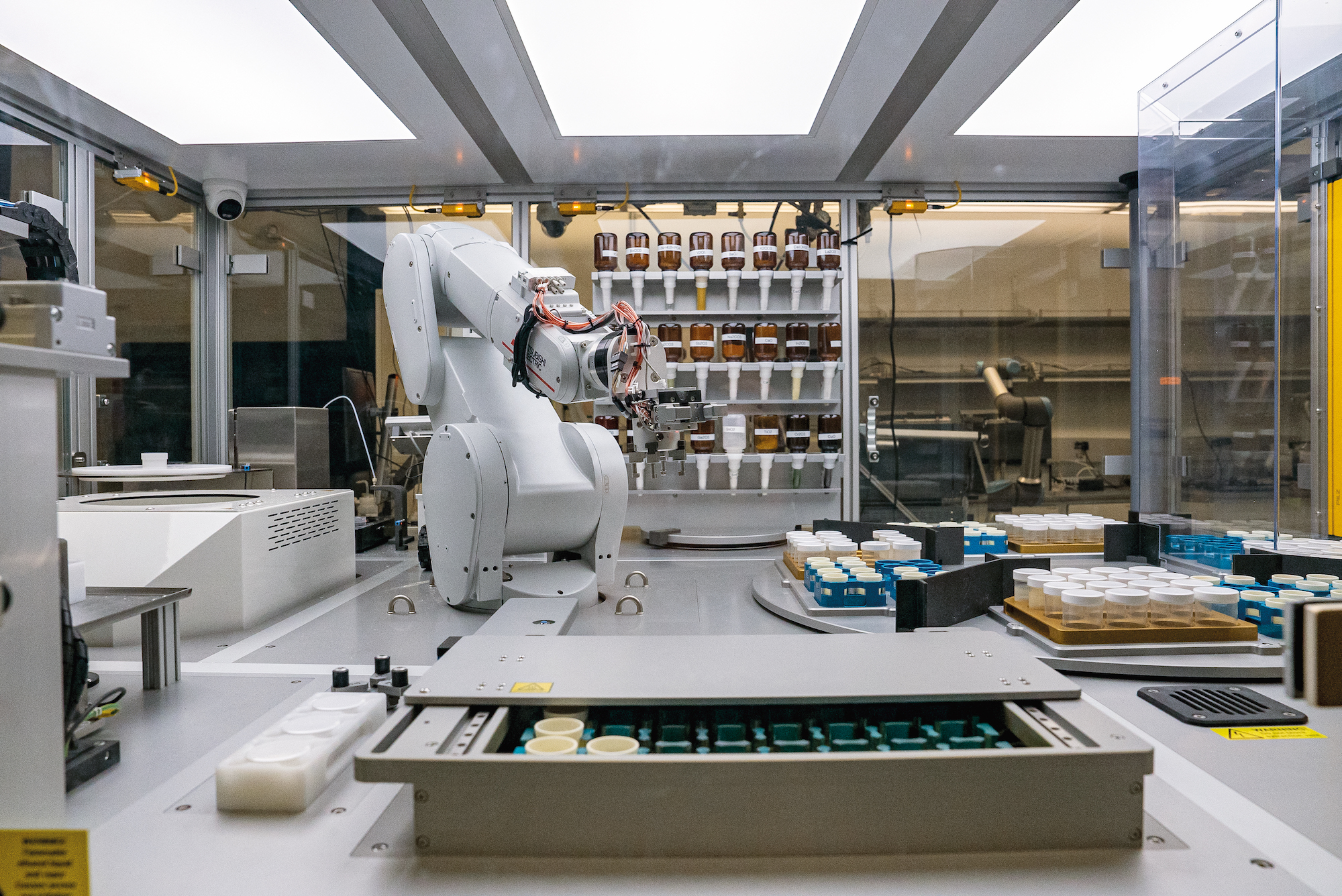 Artificiële intelligentie en robots bedenken en maken nieuwe materialen