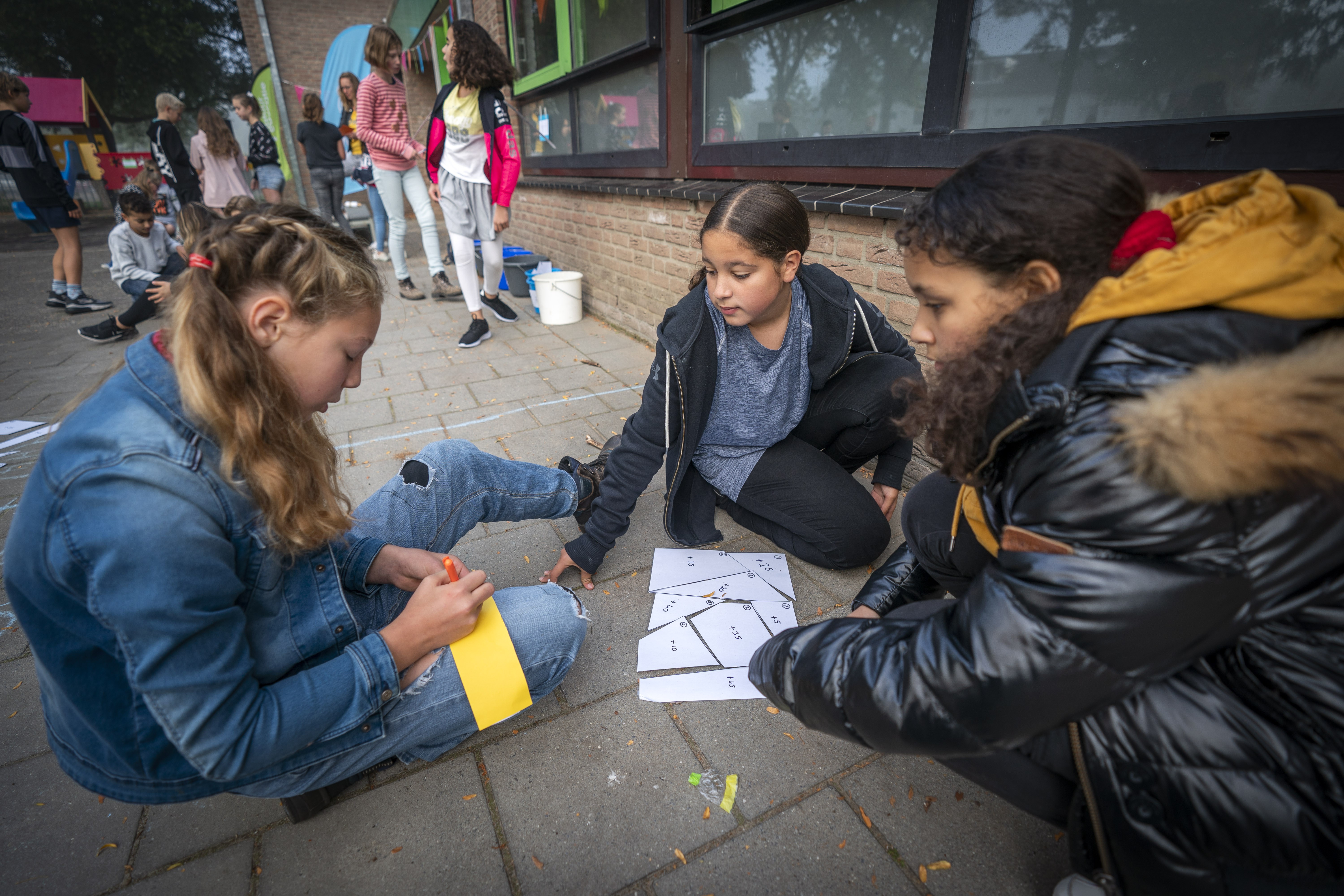 Kinderen volgen beter buiten les dan binnen