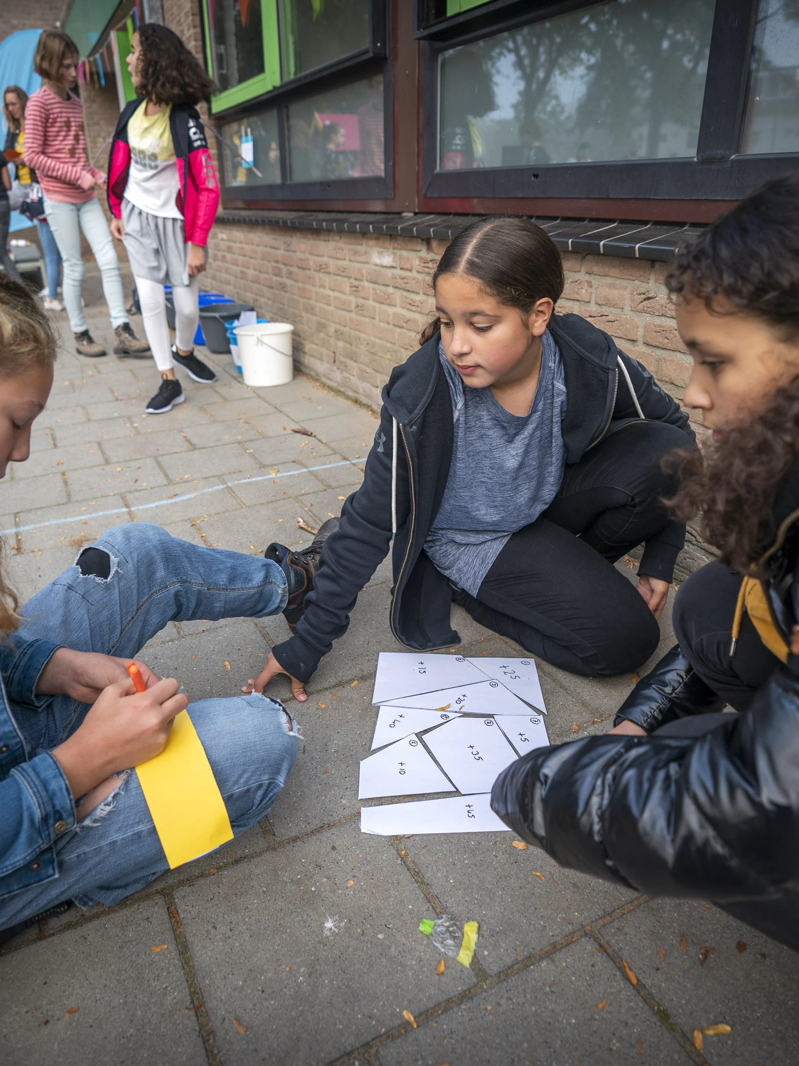 Kinderen volgen beter buiten les dan binnen