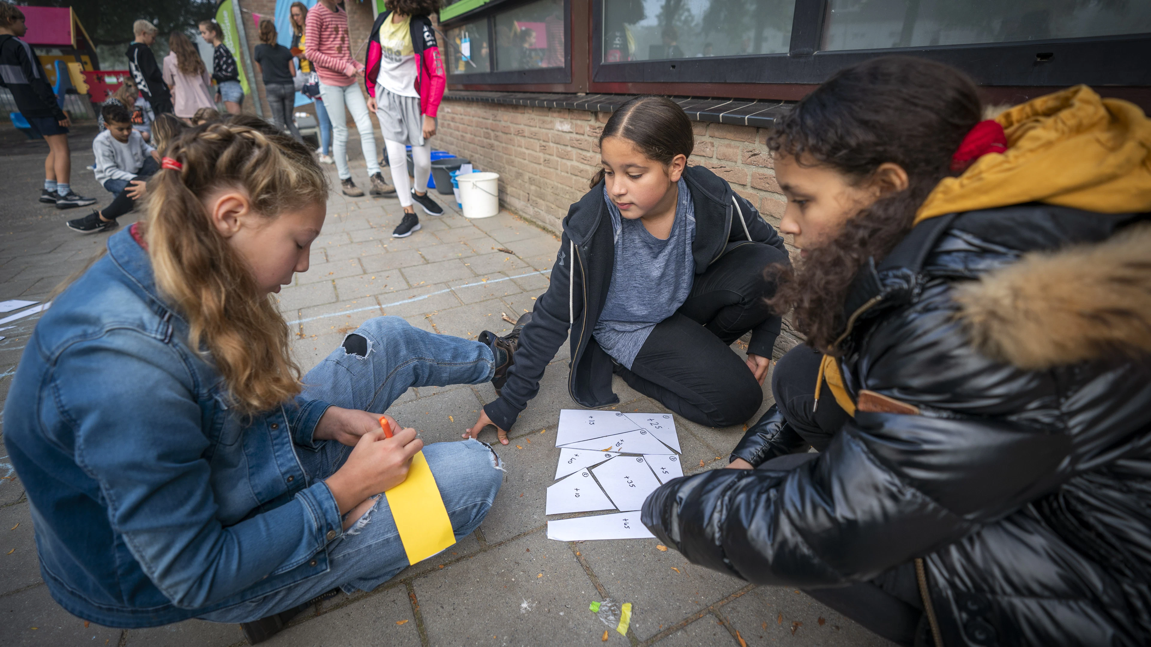 Kinderen volgen beter buiten les dan binnen