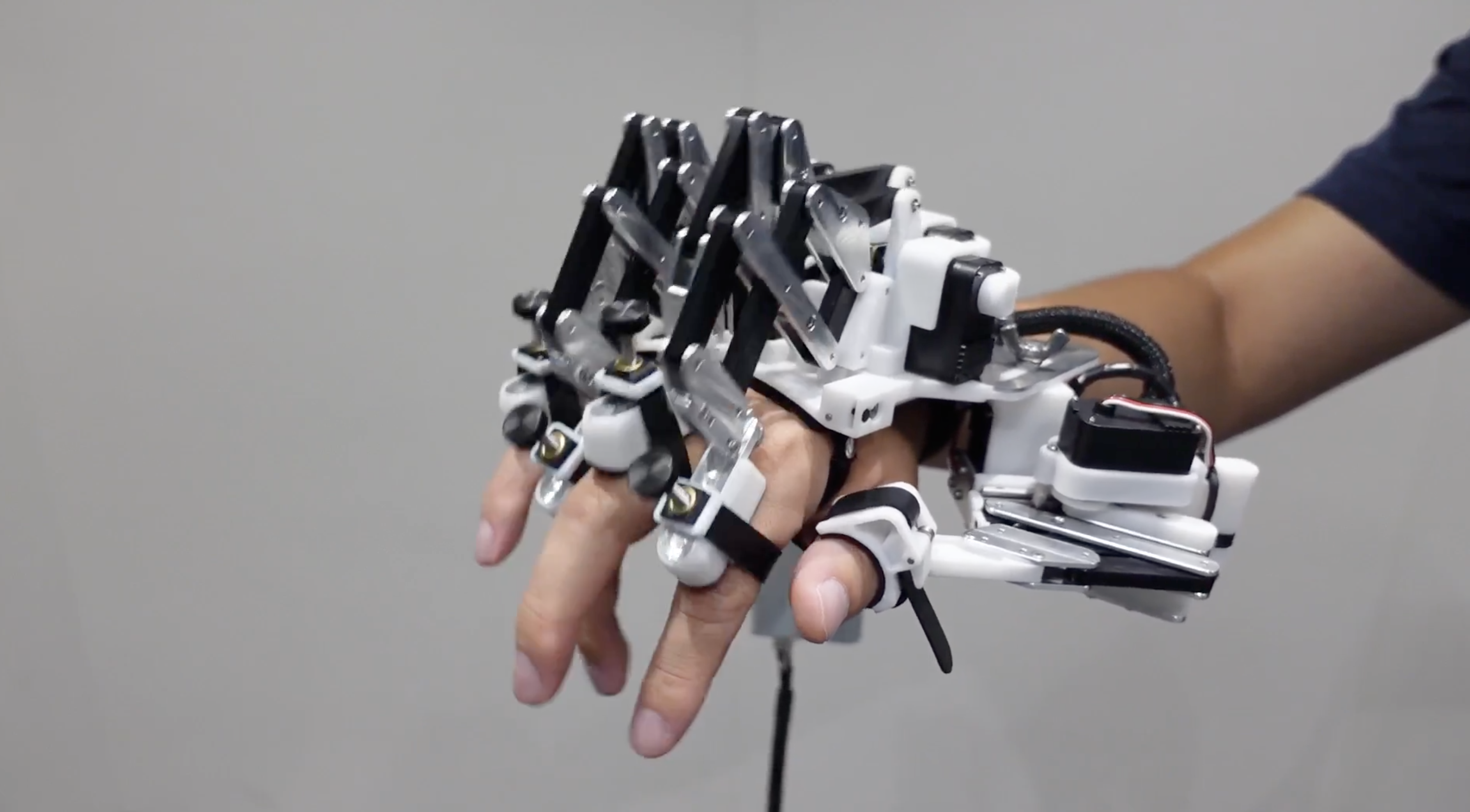 Exoskelet helpt pianisten om fysieke grenzen te verleggen