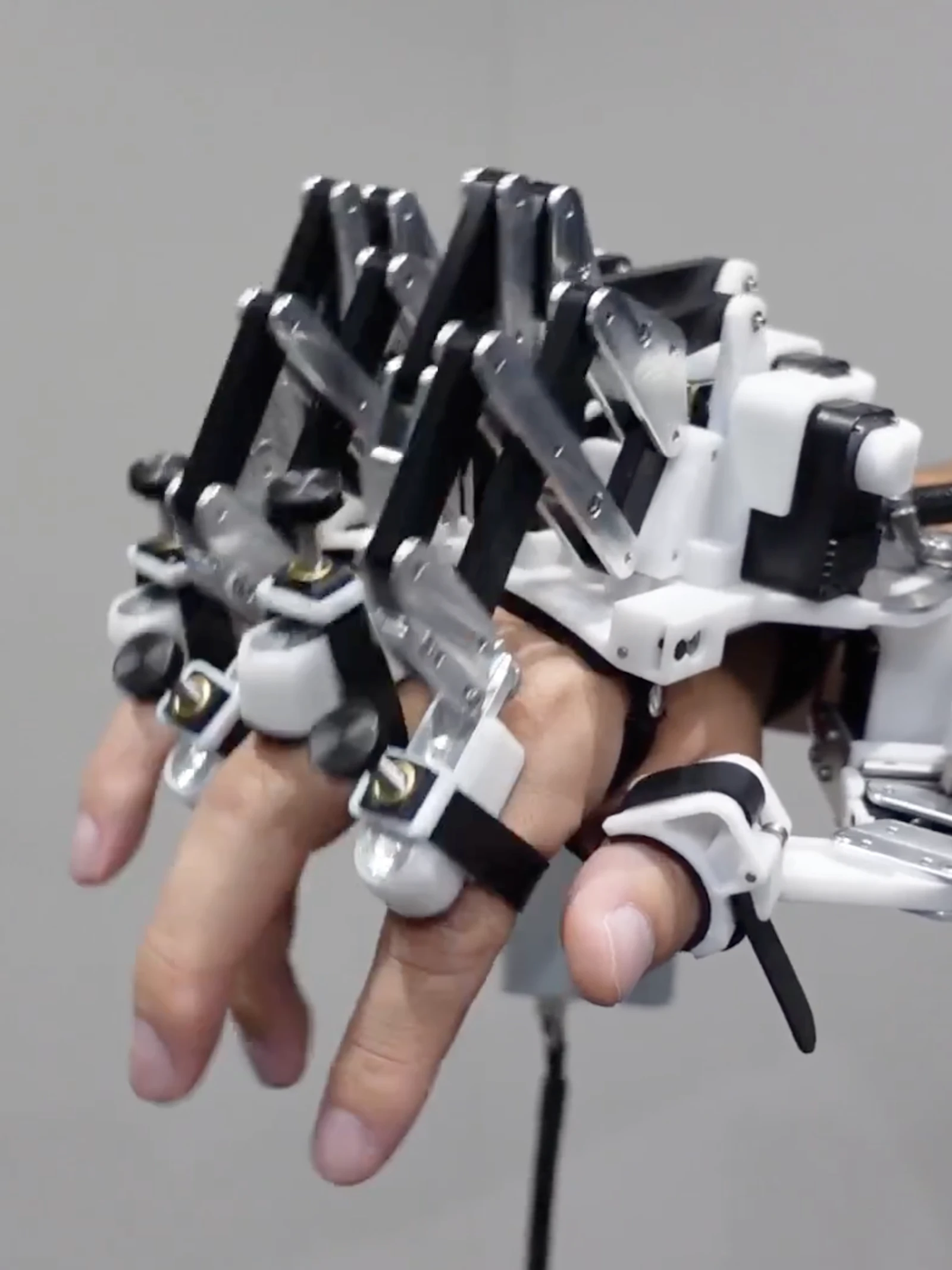 Exoskelet helpt pianisten om fysieke grenzen te verleggen