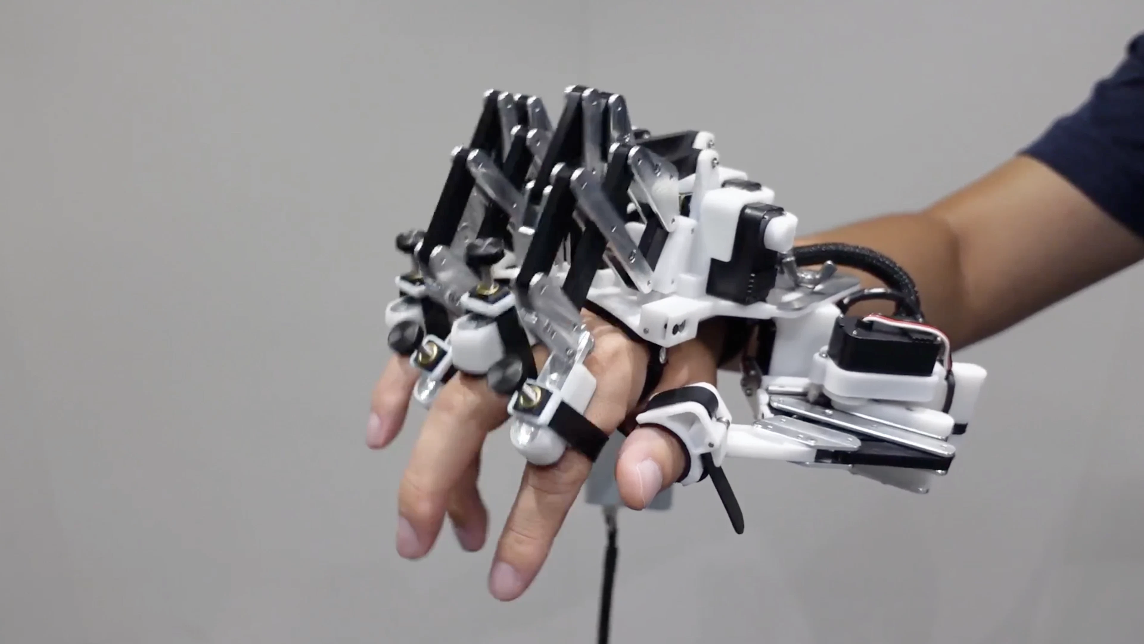 Exoskelet helpt pianisten om fysieke grenzen te verleggen