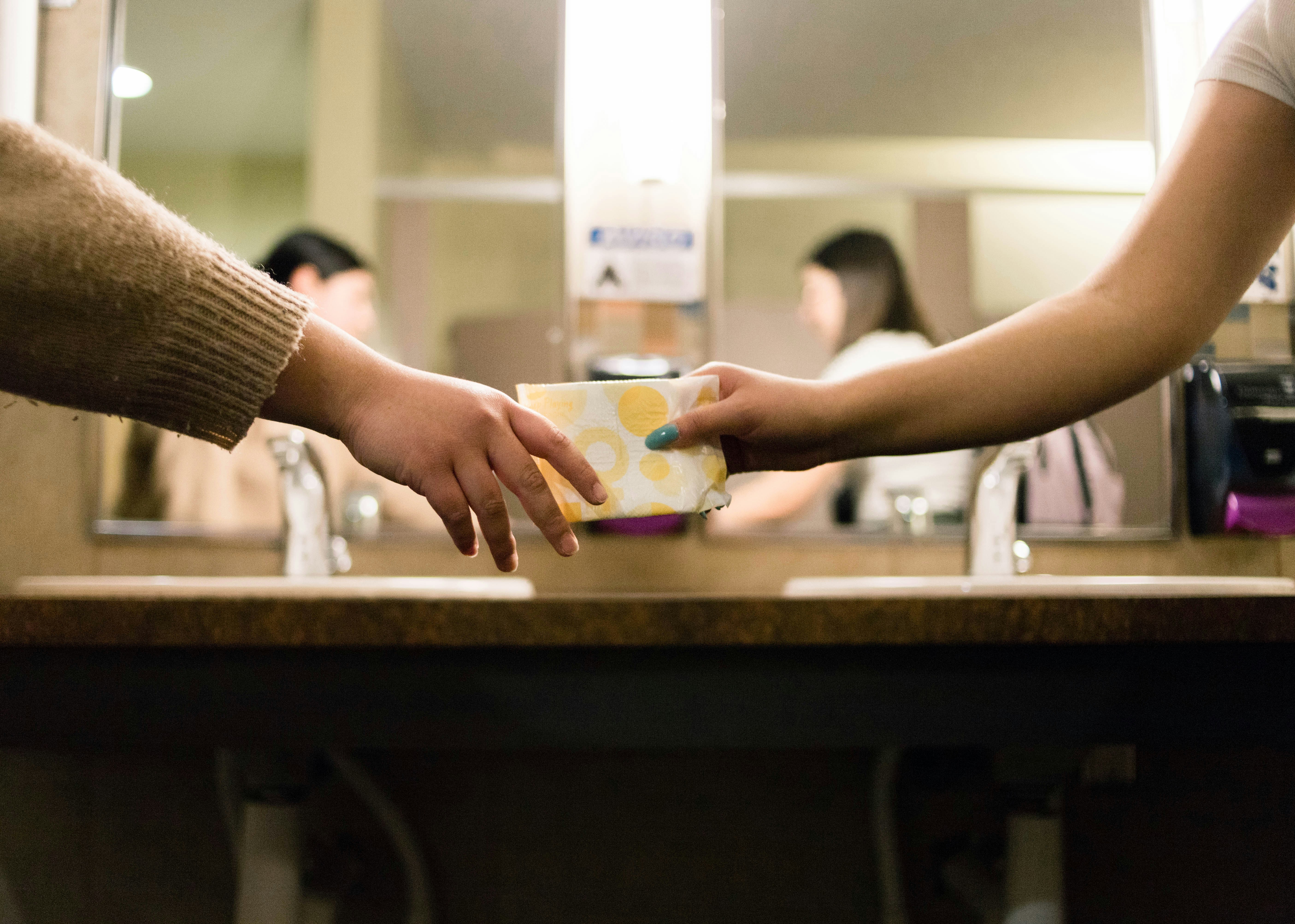 Voel jij je angstig, prikkelbaar of emotioneel instabiel net vóór je menstruatie? Je bent niet alleen
