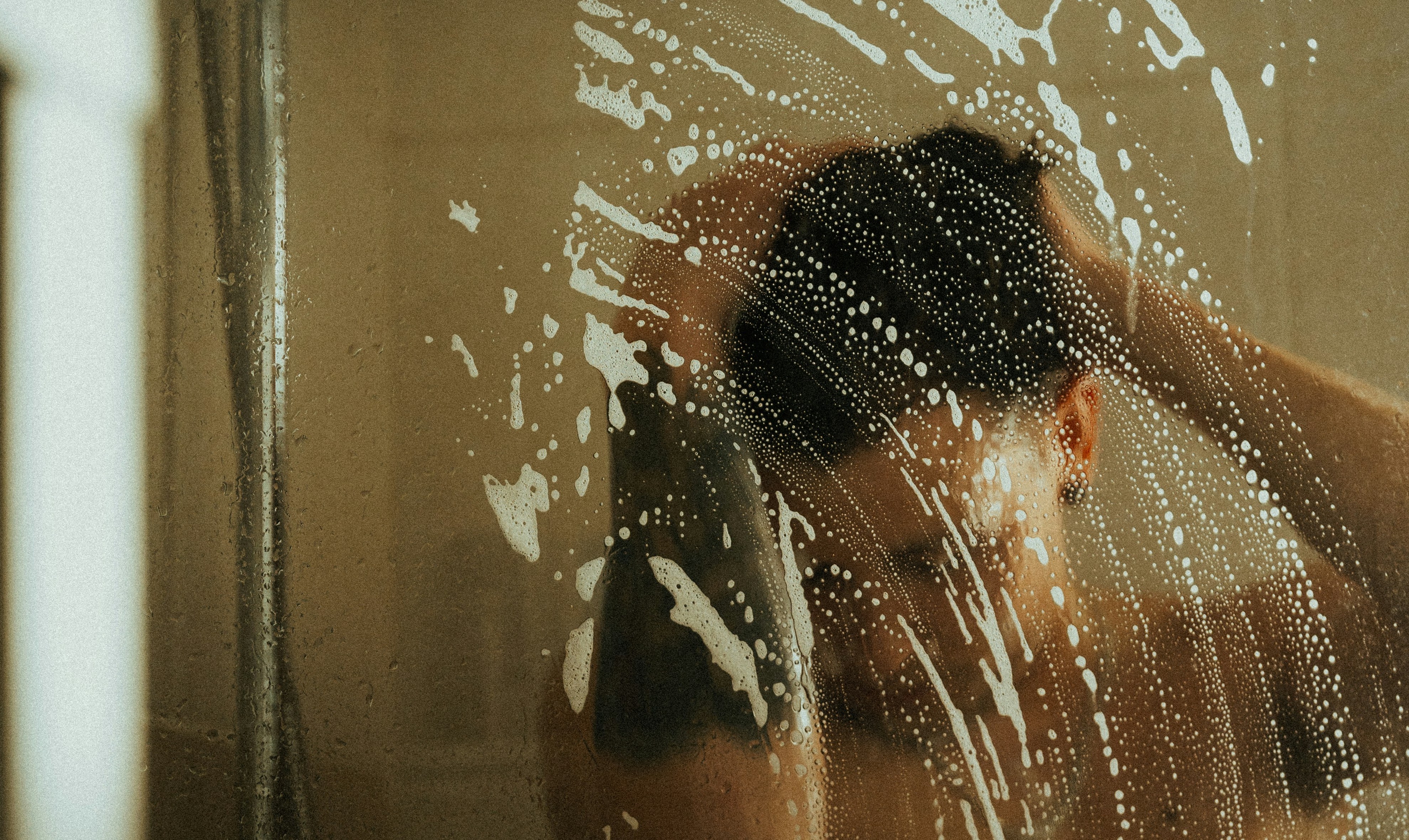 Neem je beter ’s ochtends of ’s avonds een douche? Het antwoord van een microbioloog