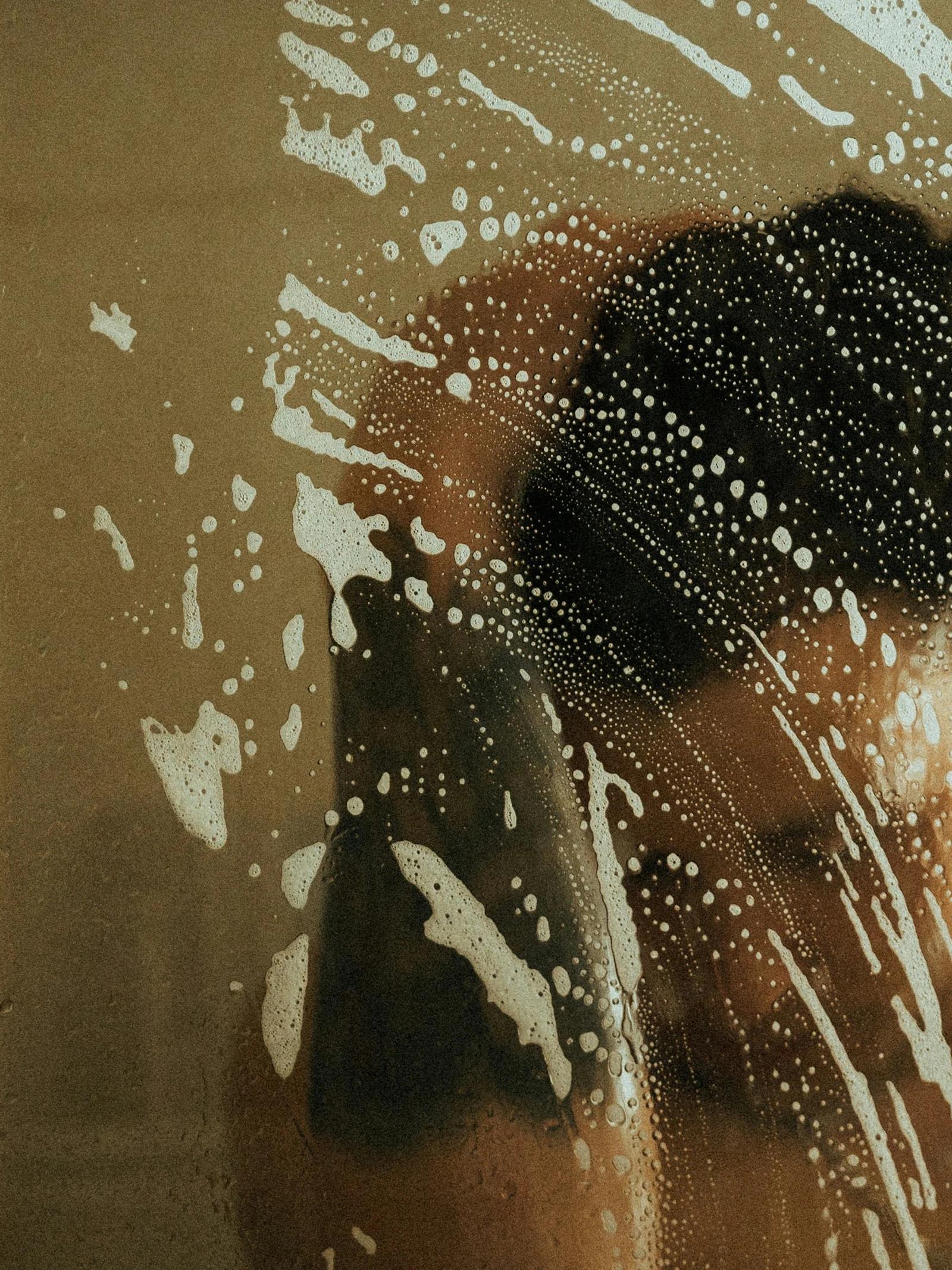 Neem je beter ’s ochtends of ’s avonds een douche? Het antwoord van een microbioloog