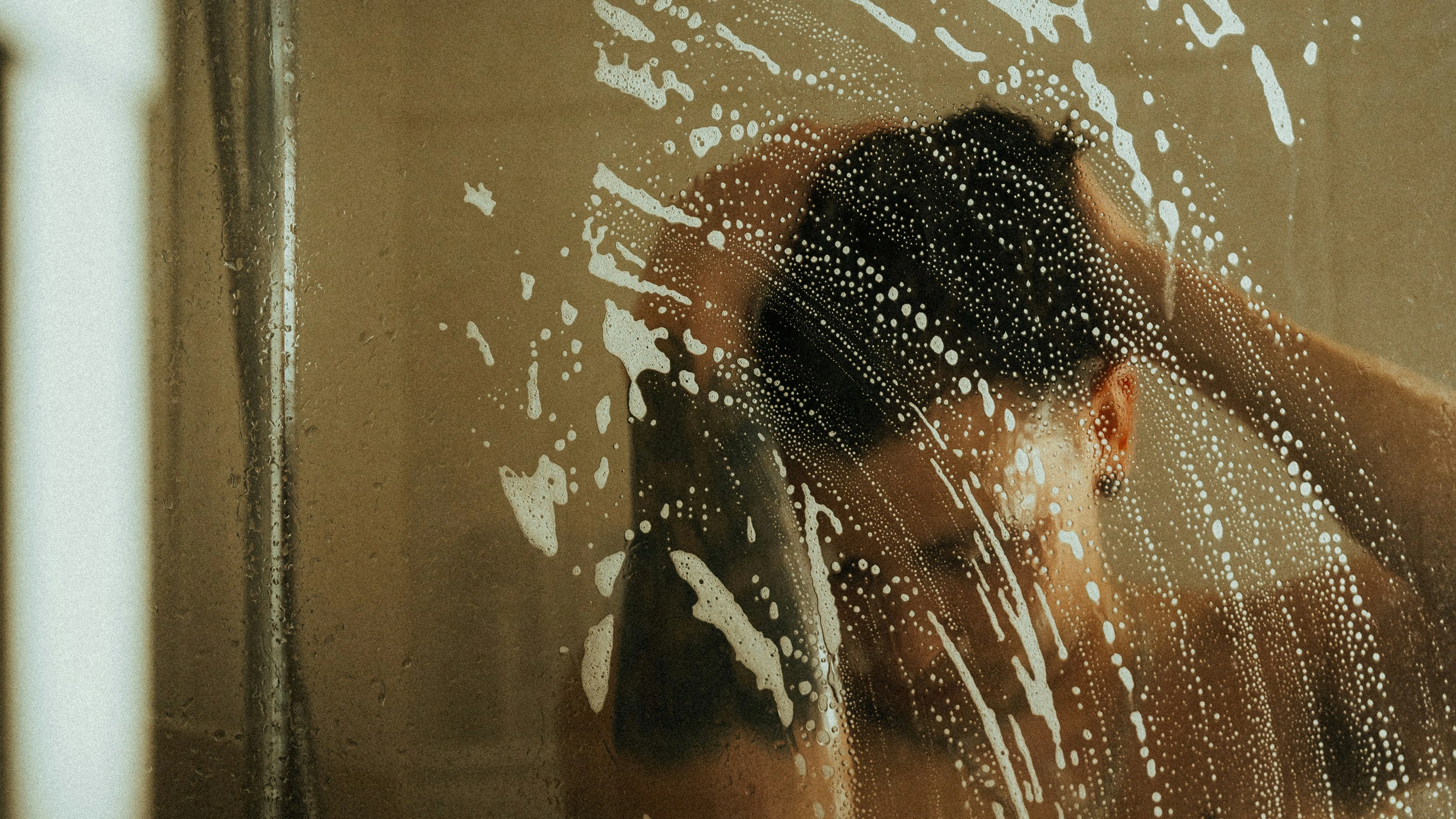 Neem je beter ’s ochtends of ’s avonds een douche? Het antwoord van een microbioloog