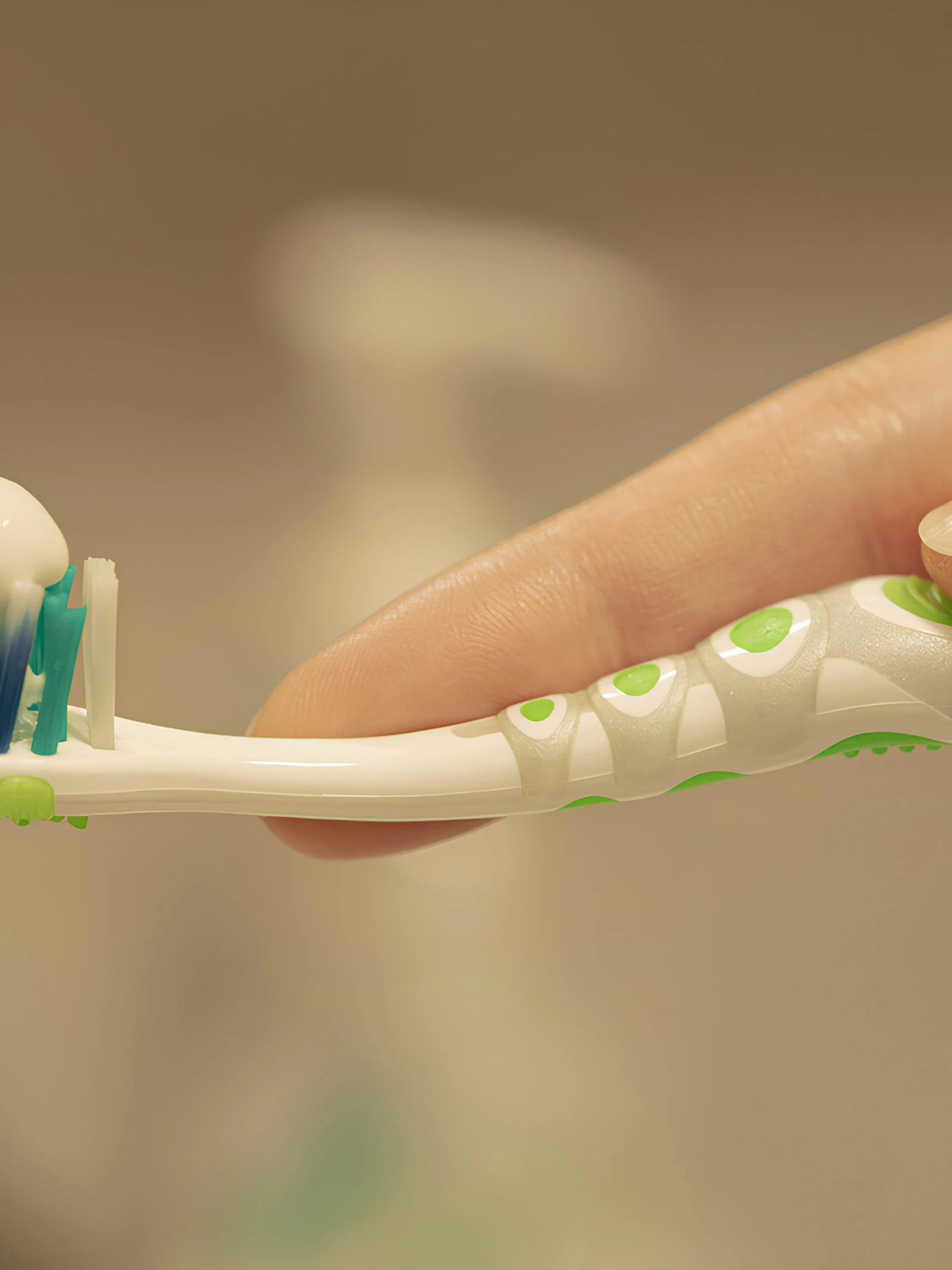 Tongpoetsen veilig en zinvol bij slechte adem, maar bewijs voor blijvend effect is beperkt