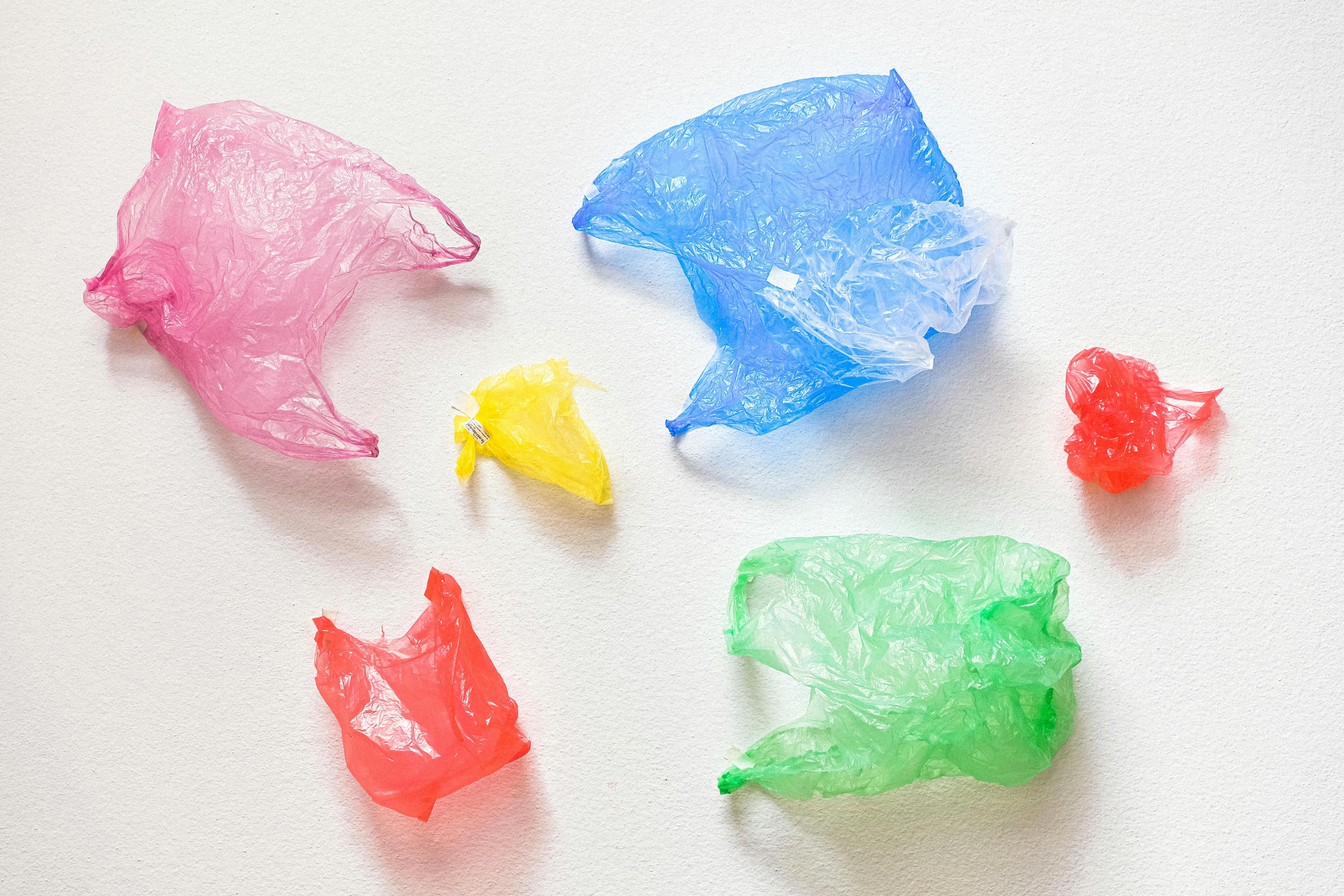 Plastic zakjes in winkels verbieden loont