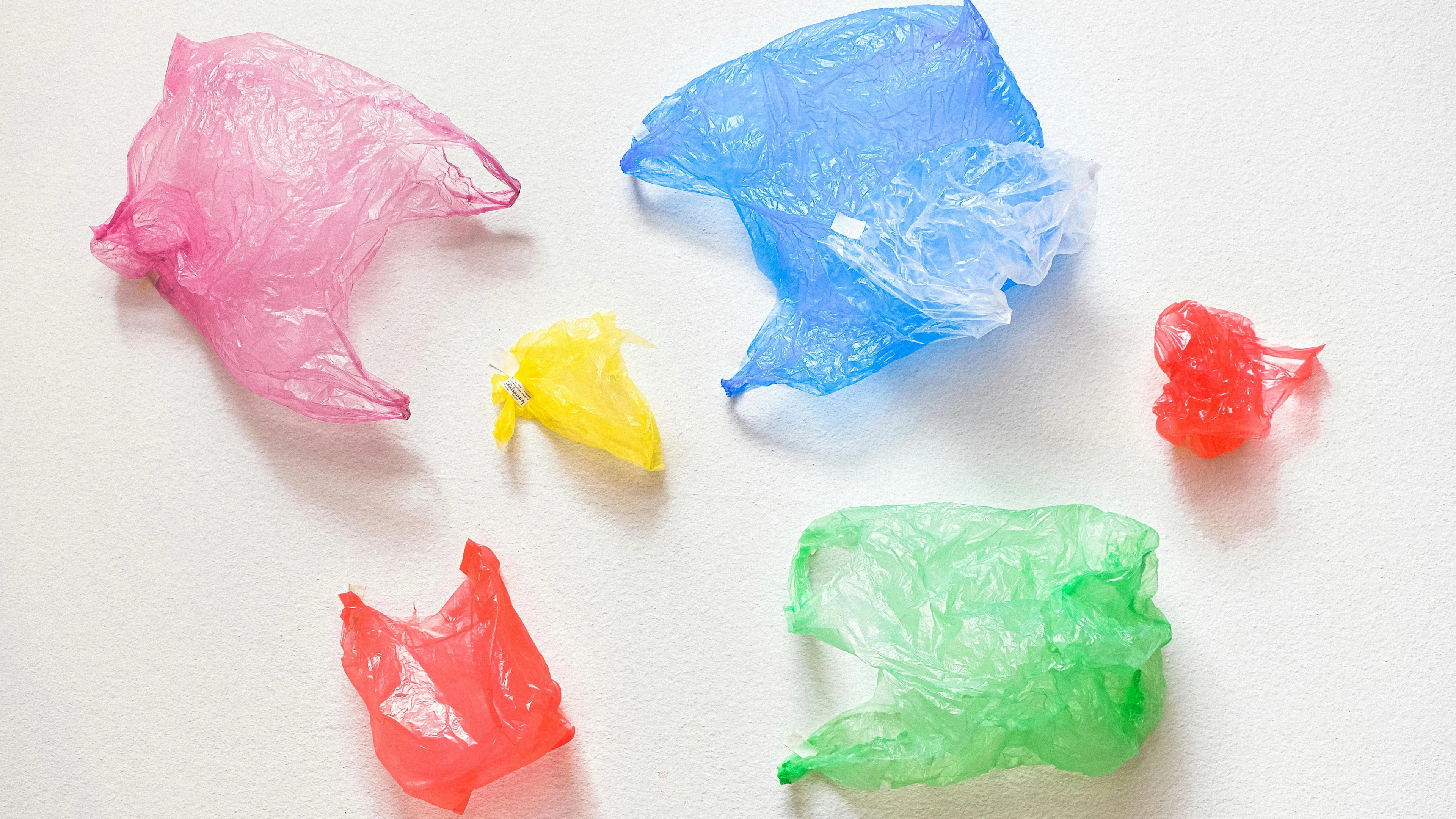 Plastic zakjes in winkels verbieden loont