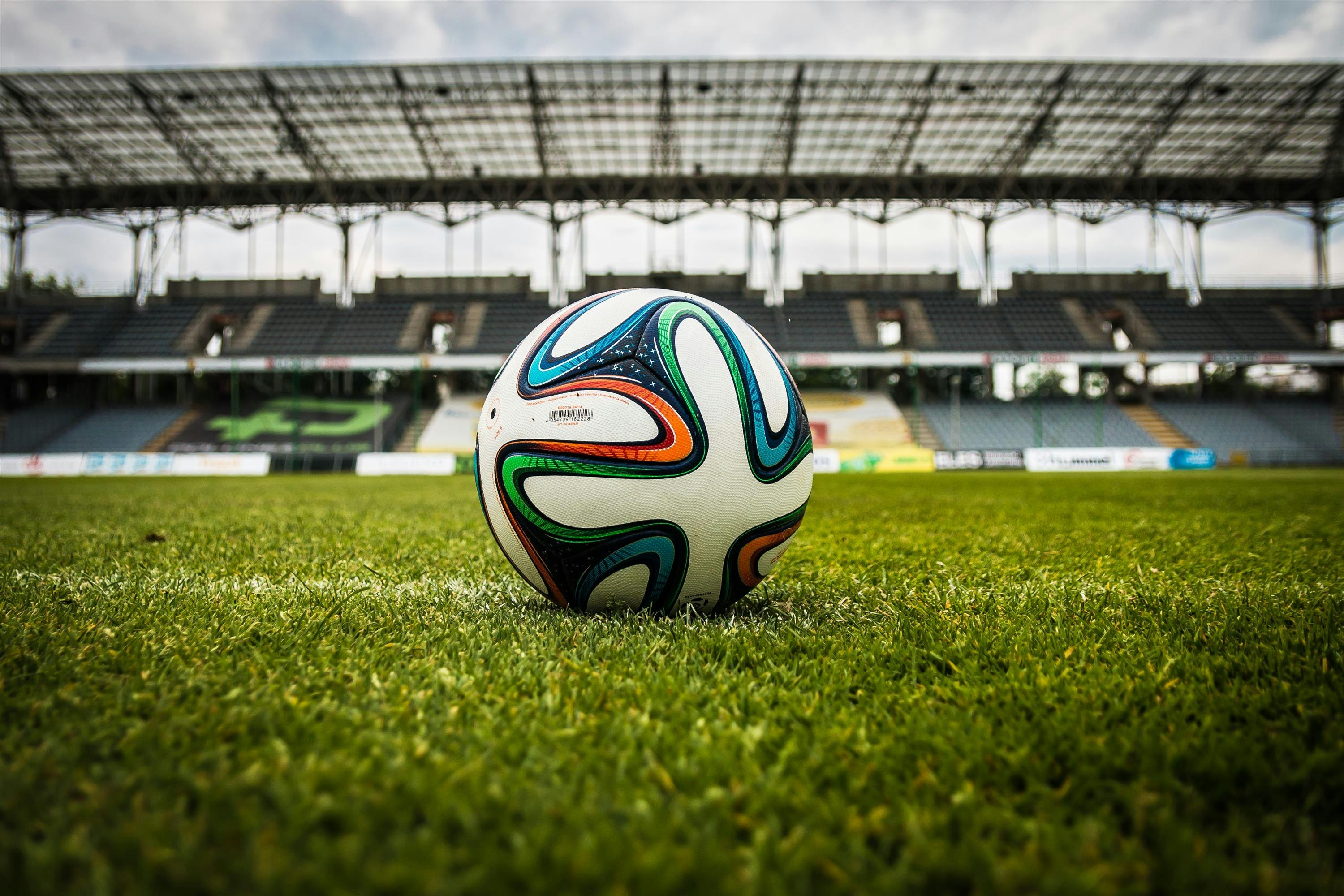 Linksvoetig spelen en rode truitjes zijn beter: 8 gekke voetbalweetjes