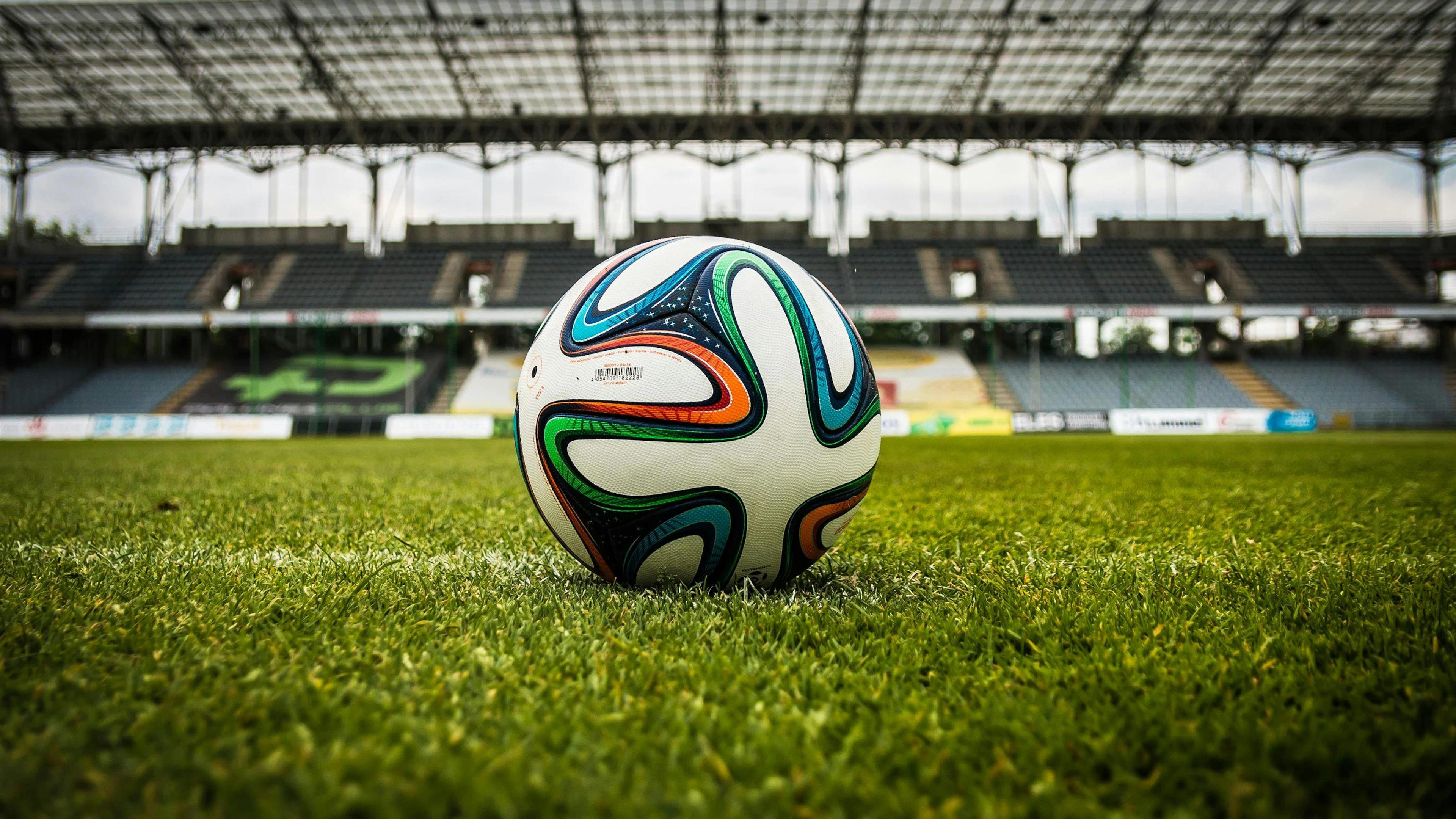 Linksvoetig spelen en rode truitjes zijn beter: 8 gekke voetbalweetjes