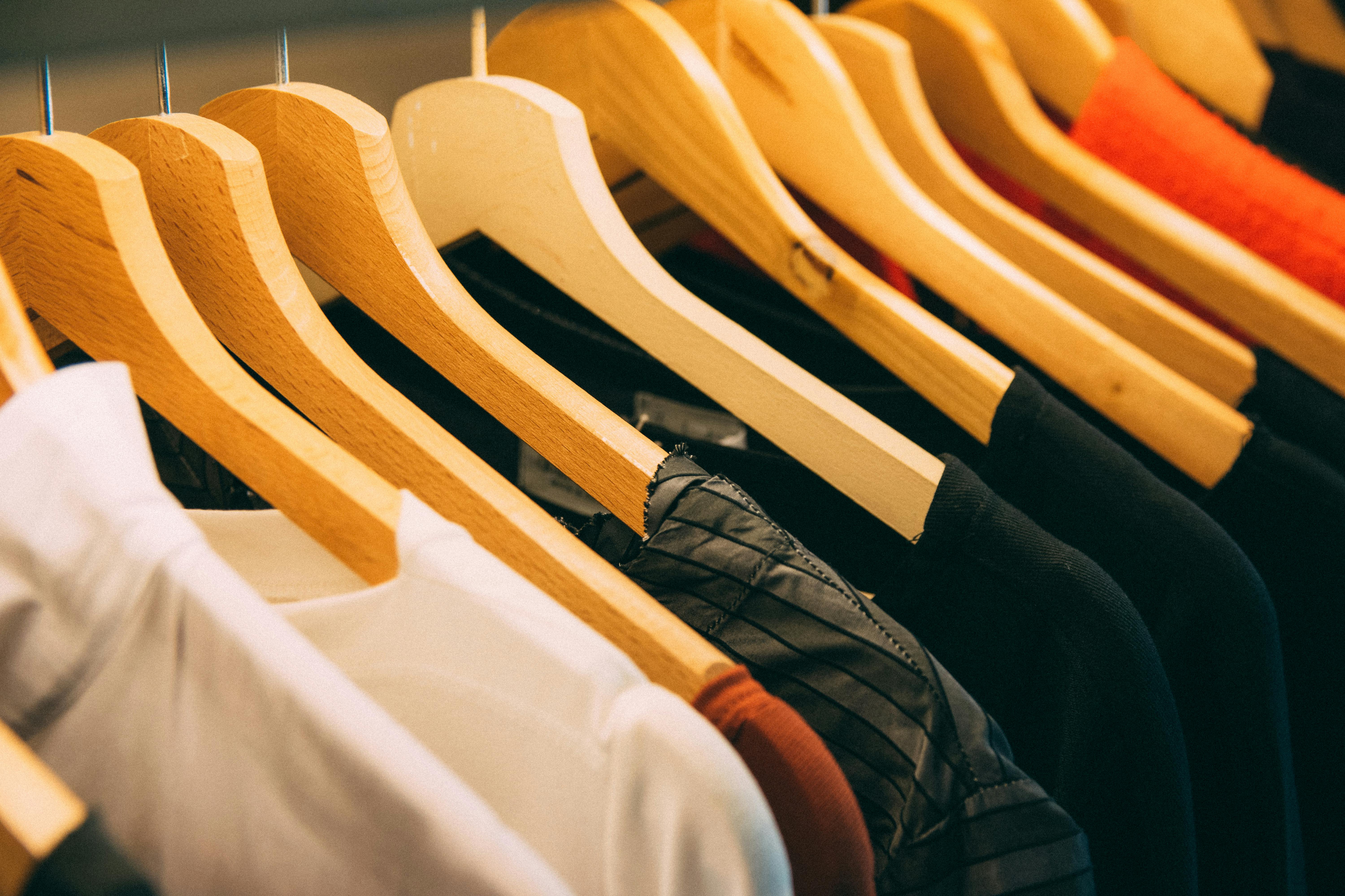 Witte of loszittende kleding: wat kun je het best dragen als het warm is?