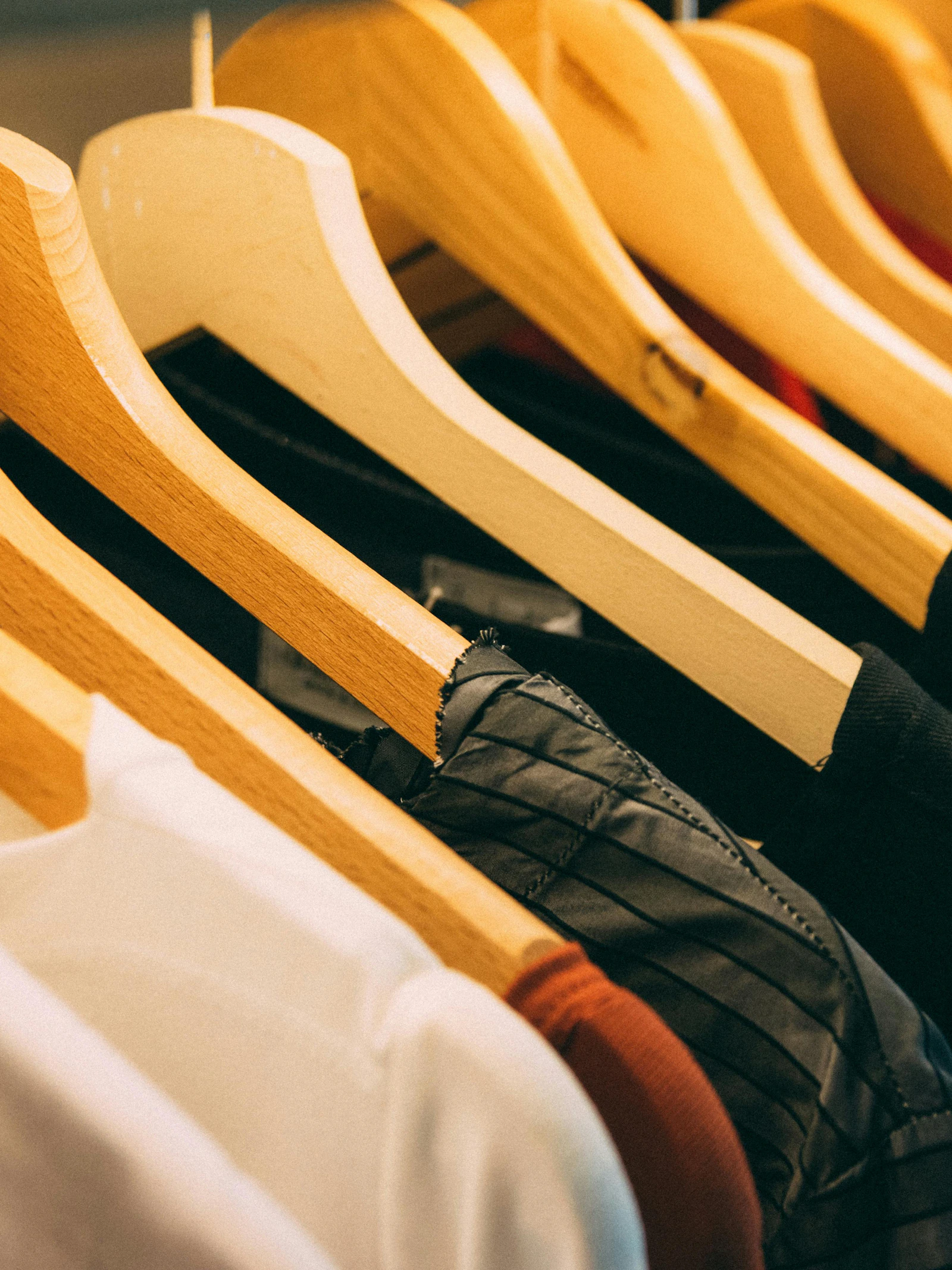 Witte of loszittende kleding: wat kun je het best dragen als het warm is?