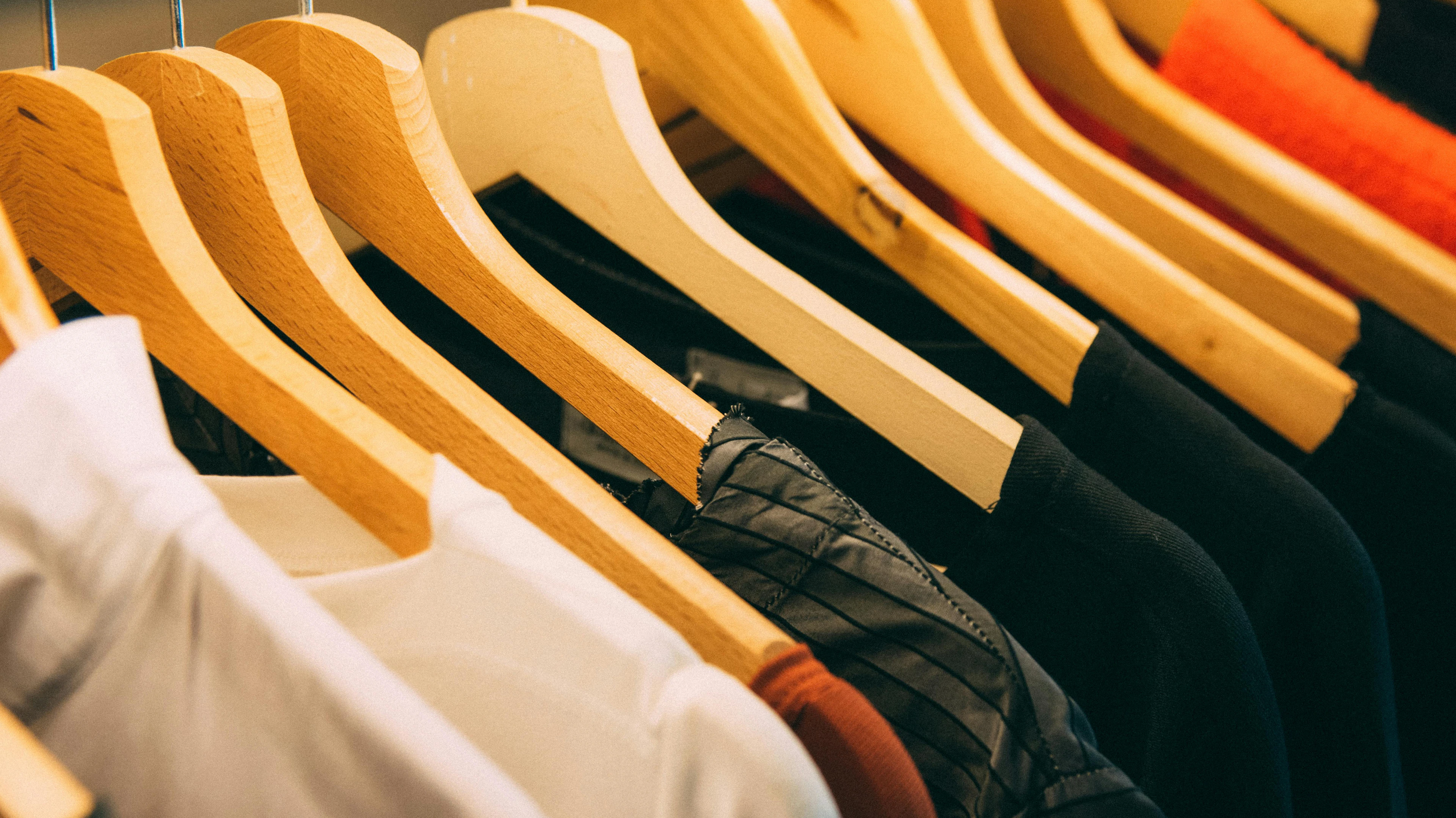 Witte of loszittende kleding: wat kun je het best dragen als het warm is?