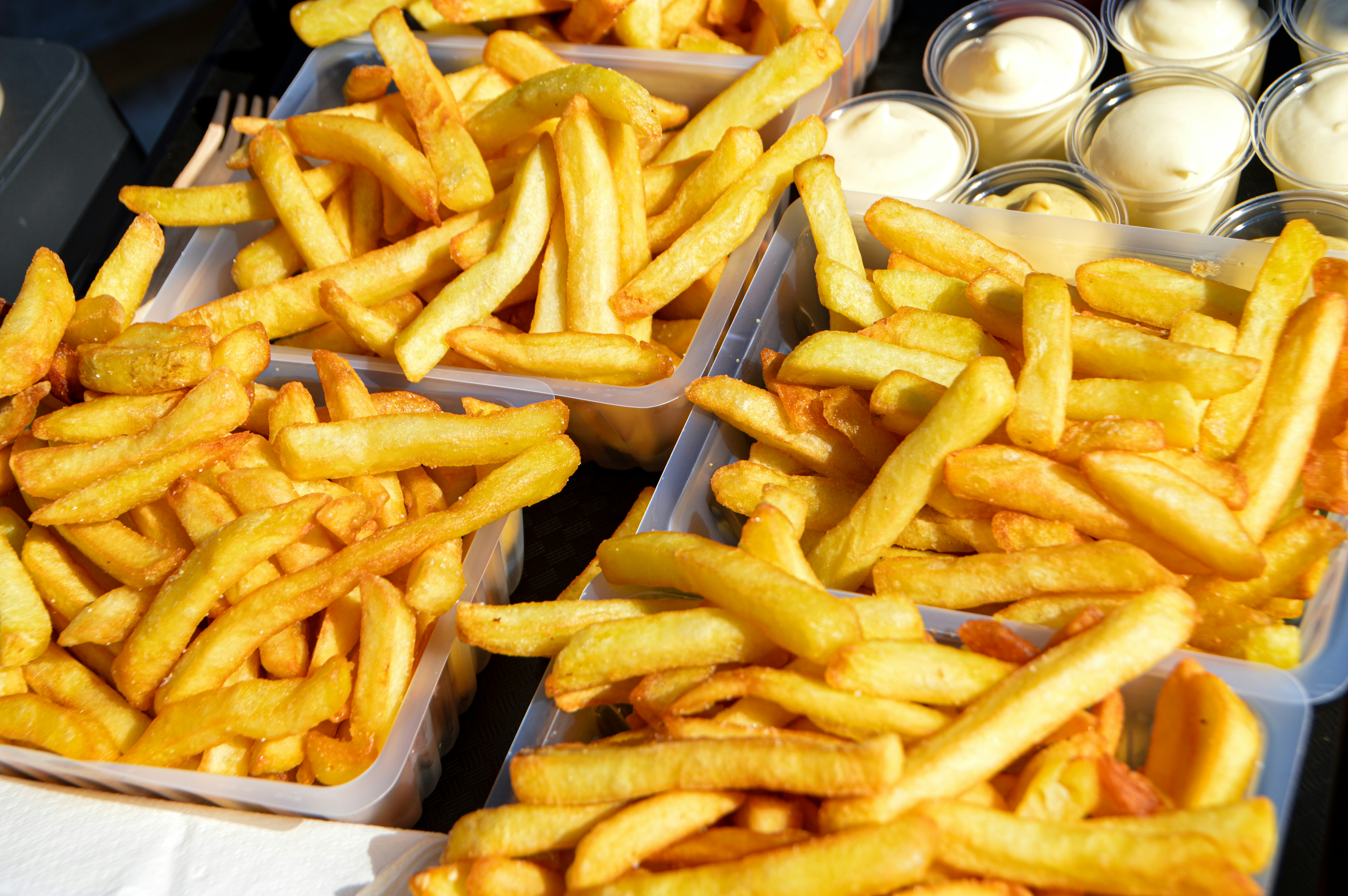 Waarom je frieten anders smaken met muziek op