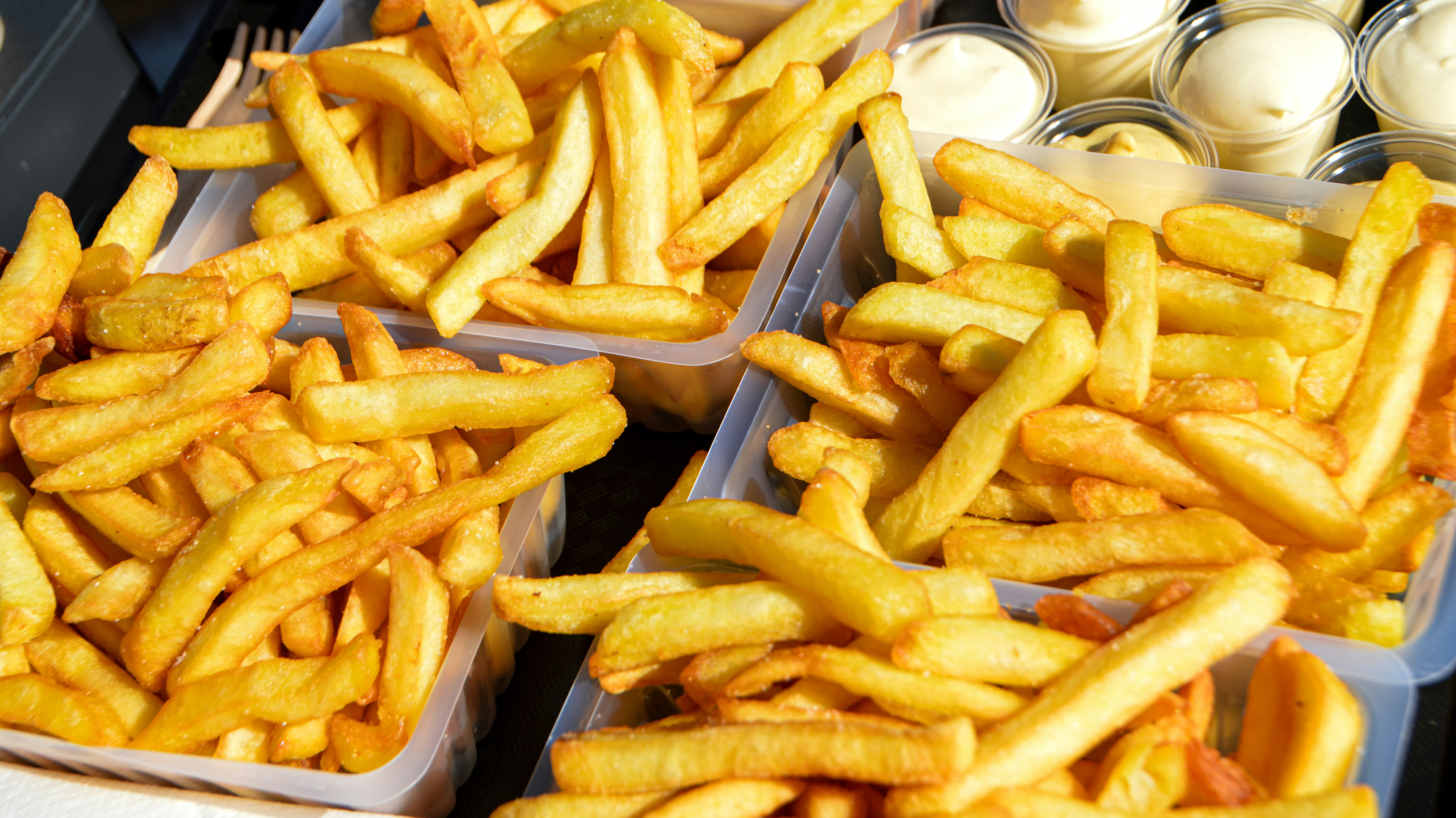 Waarom je frieten anders smaken met muziek op