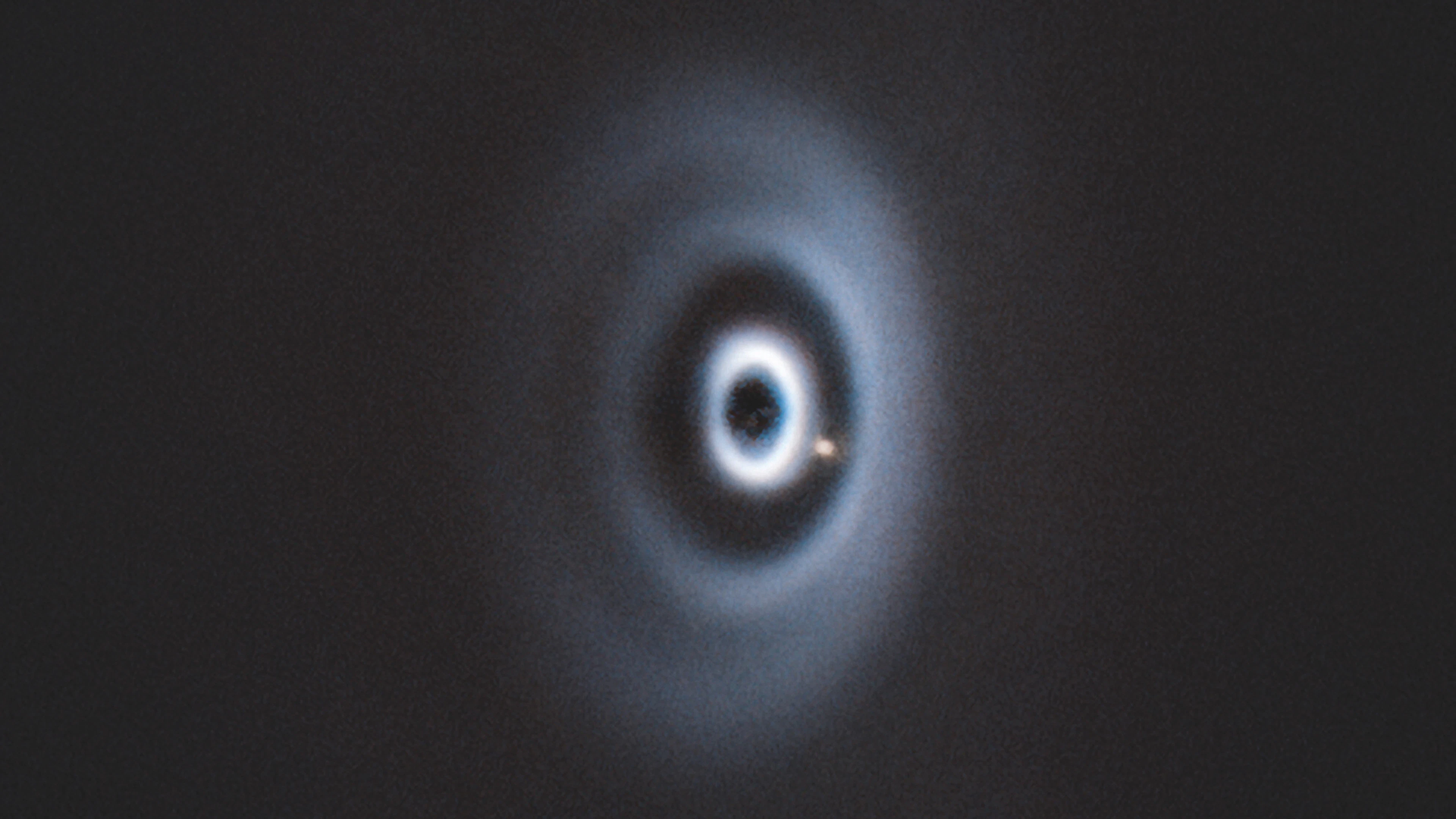 Babyplaneet vreet zich een weg door protoplanetaire schijf