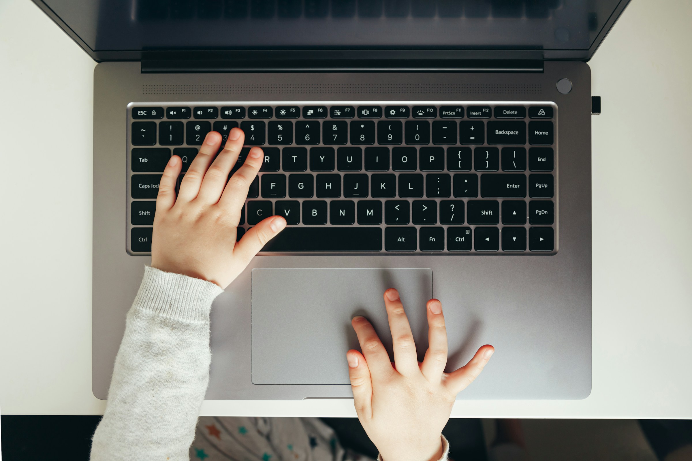 Opgroeien met Alexa: wat is de invloed van AI-metgezellen op kinderen?