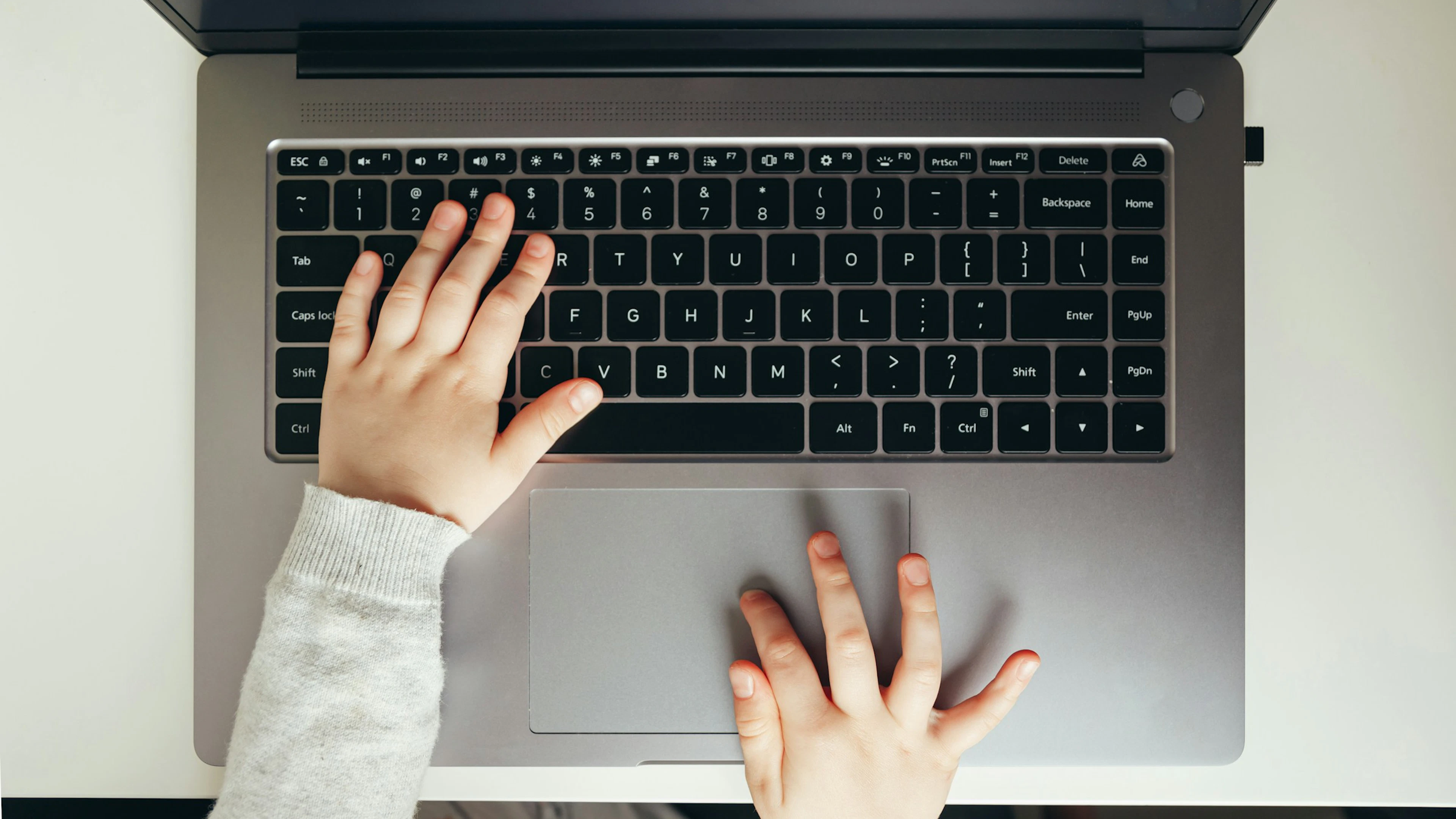 Opgroeien met Alexa: wat is de invloed van AI-metgezellen op kinderen?