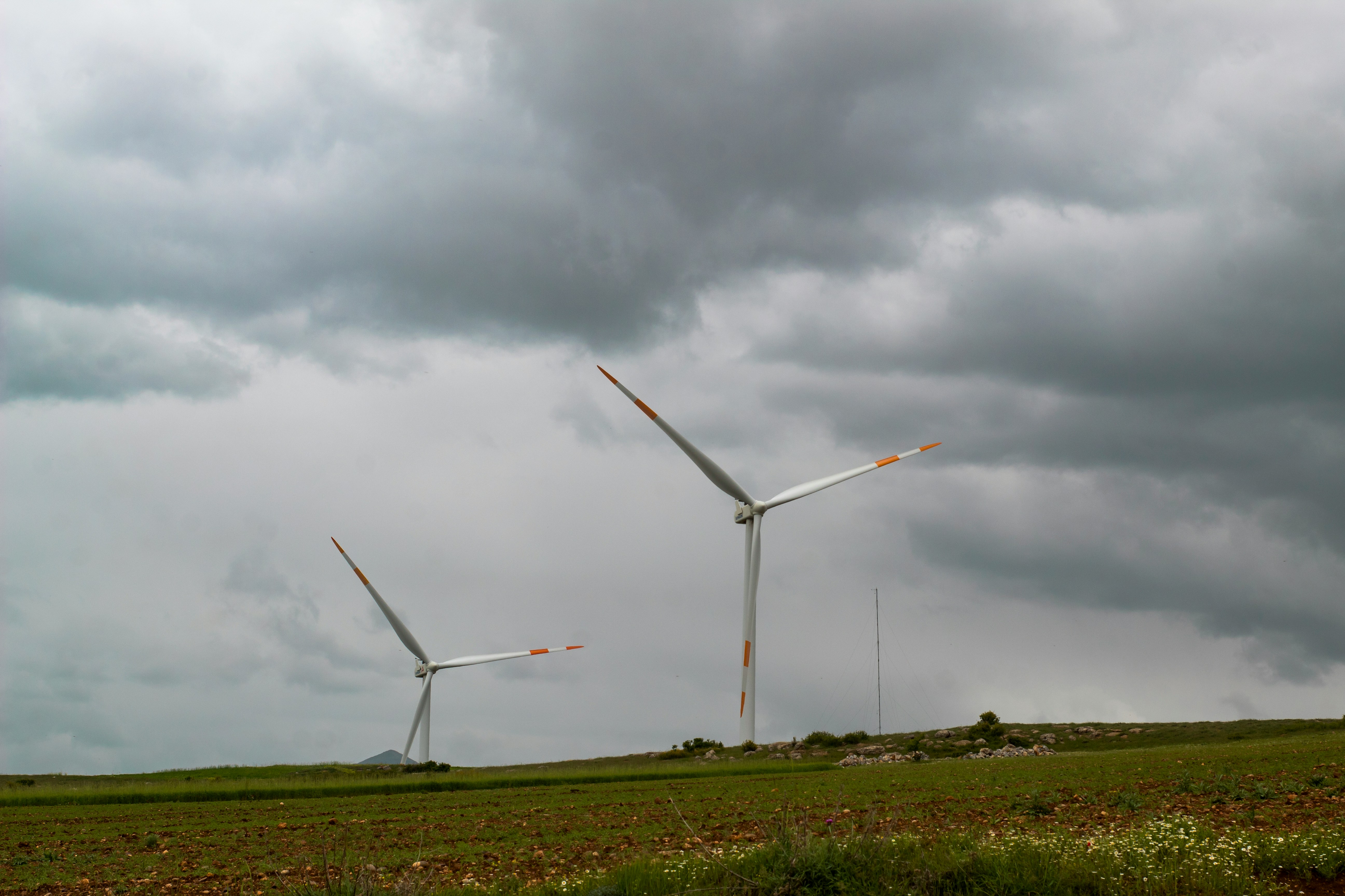 Hoe zorgen we ervoor dat het licht niet uitgaat op bewolkte, windstille dagen?