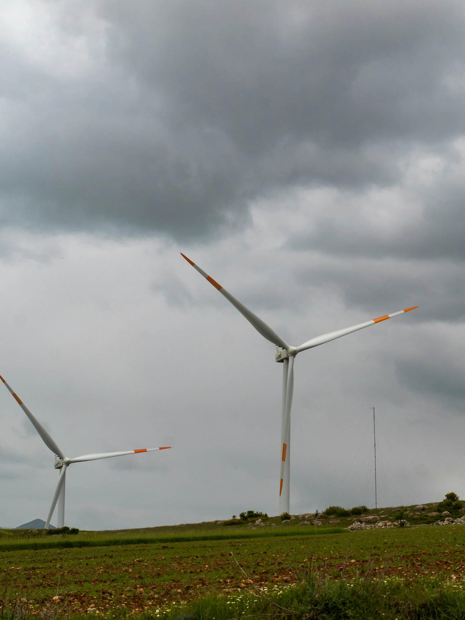 Hoe zorgen we ervoor dat het licht niet uitgaat op bewolkte, windstille dagen?
