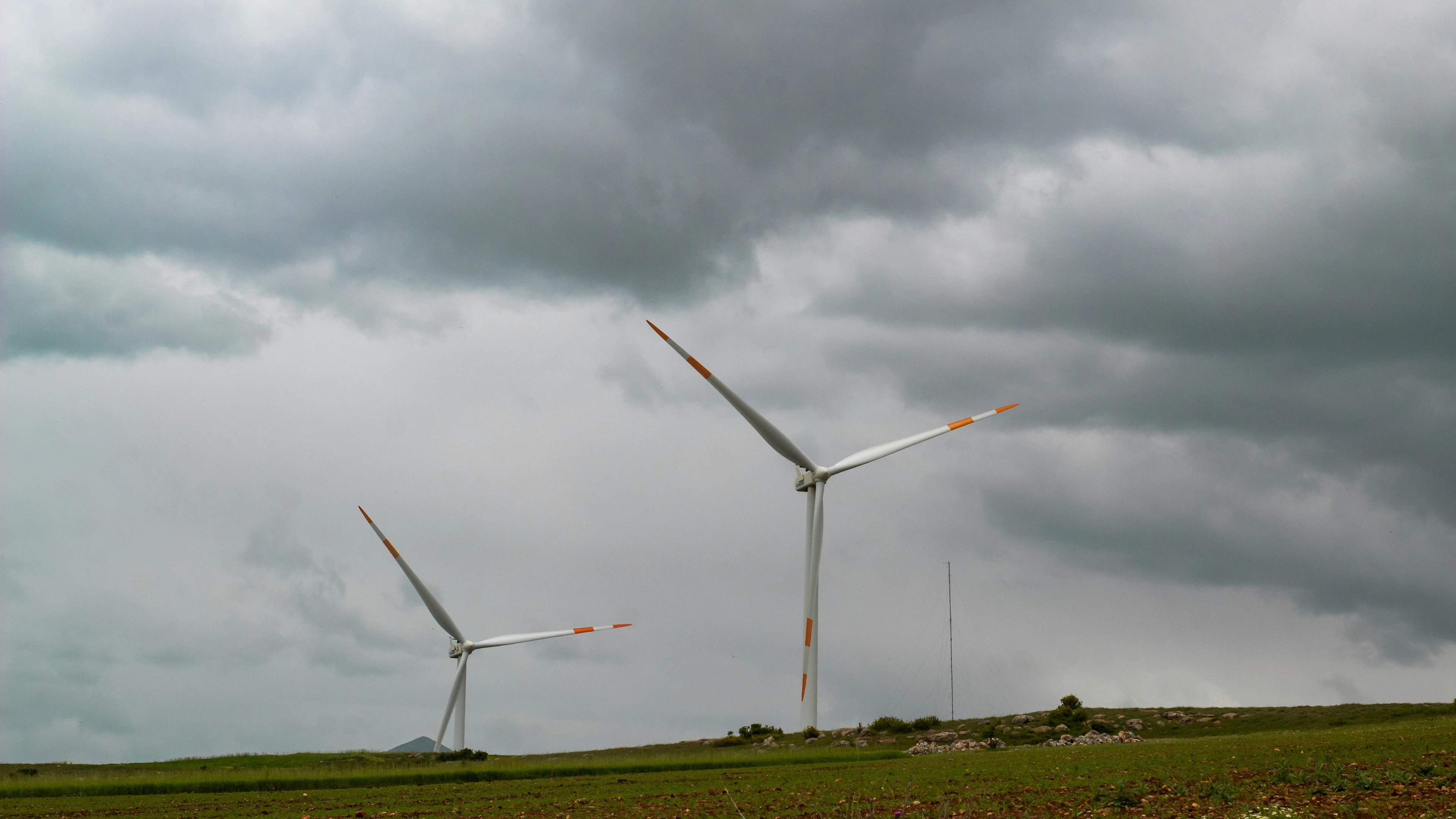 Hoe zorgen we ervoor dat het licht niet uitgaat op bewolkte, windstille dagen?