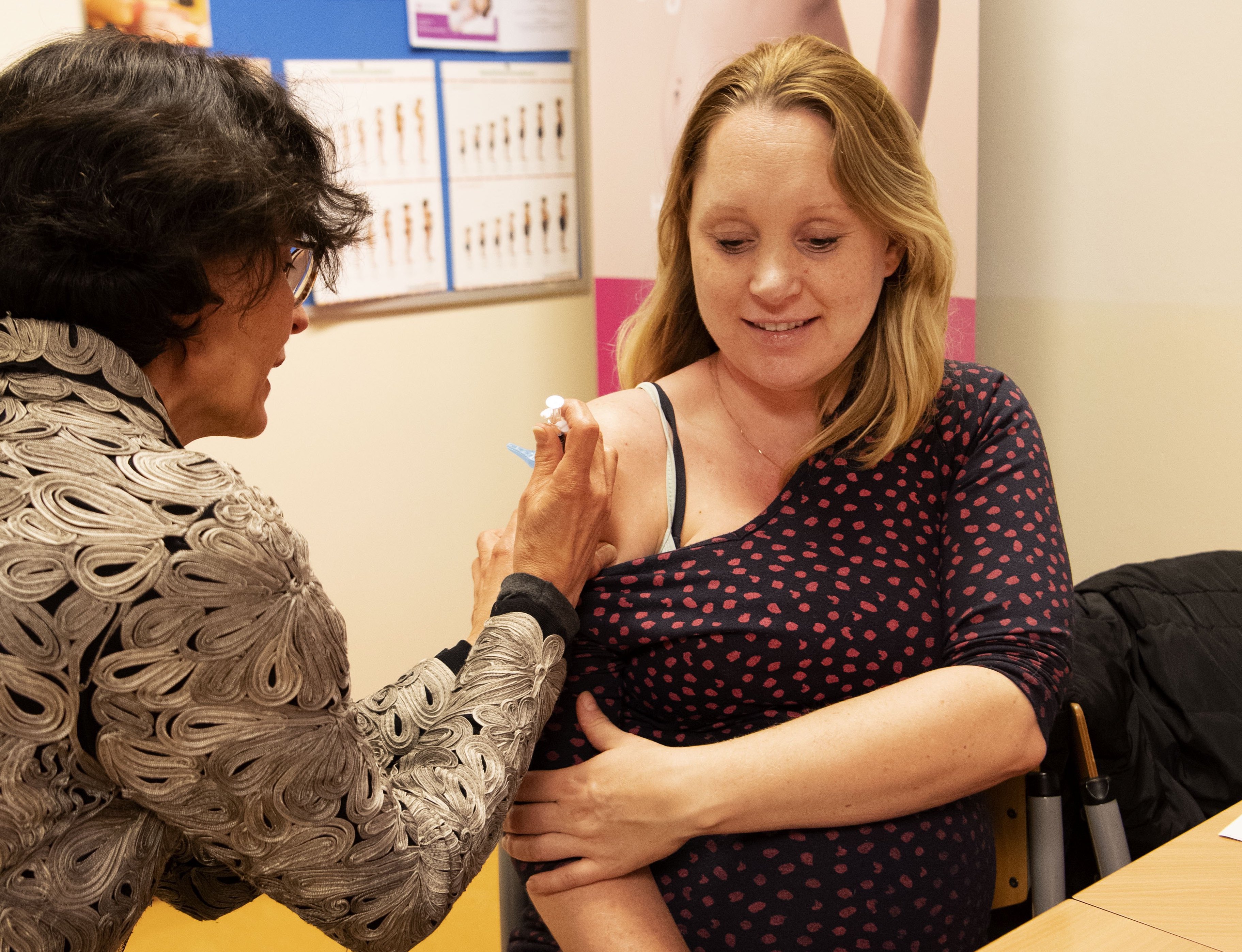 Baby’s vaccineren kan via de zwangere moeder