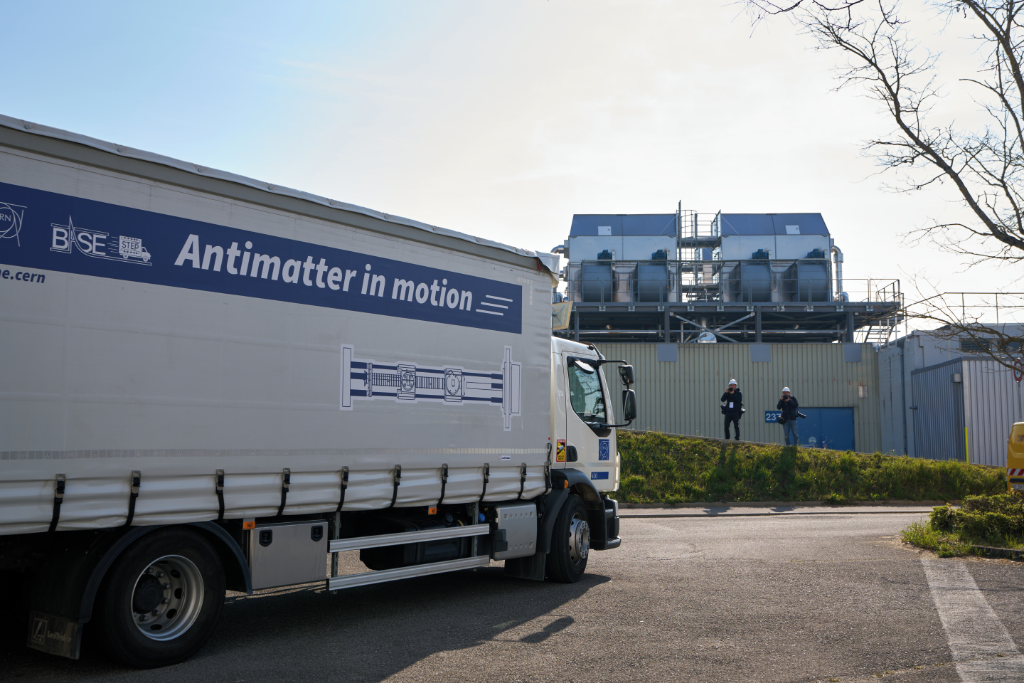 Antimaterie verlaat voor het eerst fabriek en maakt ritje in een vrachtwagen