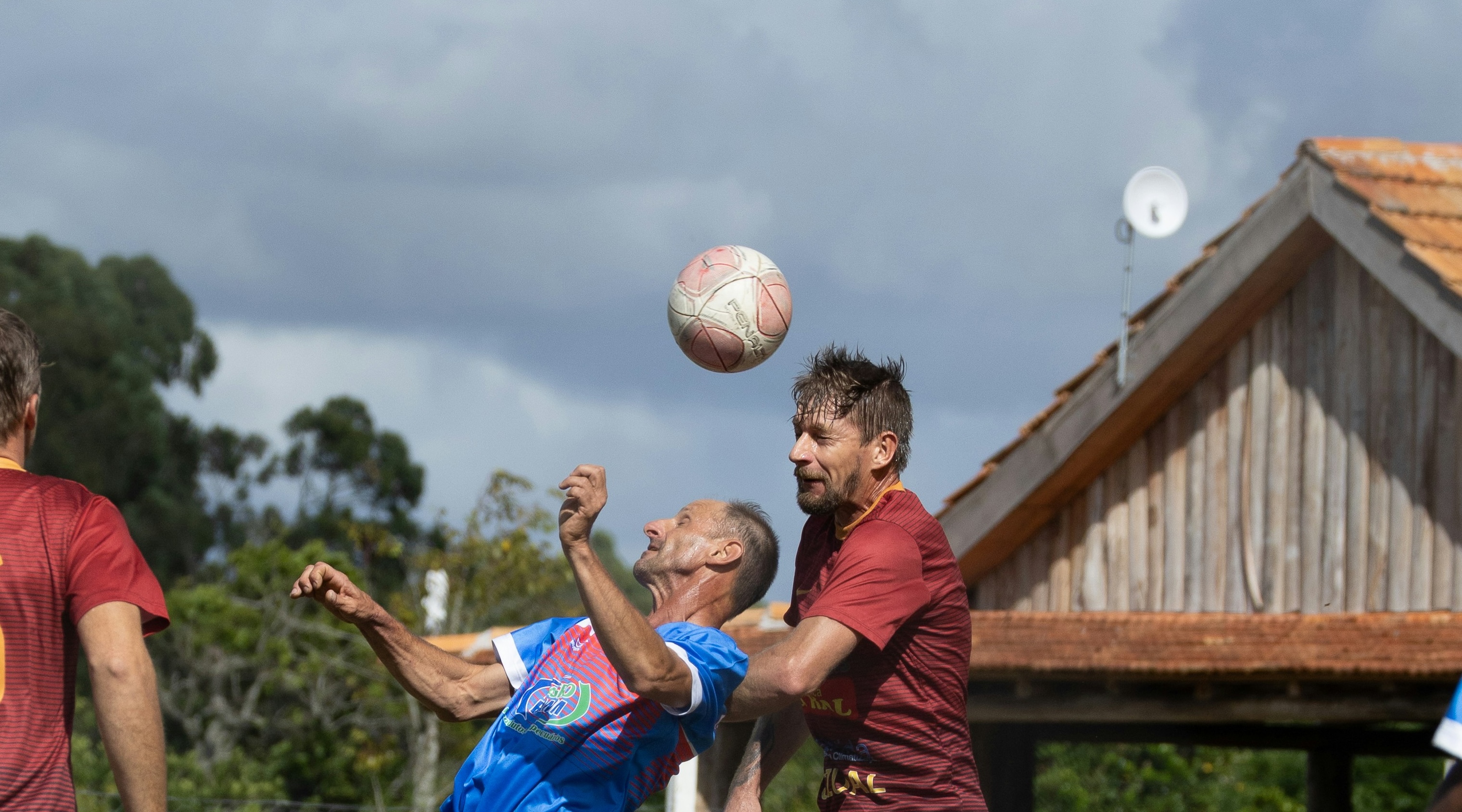 Hoe een hersenschudding jarenlang sporen nalaat bij voetballers