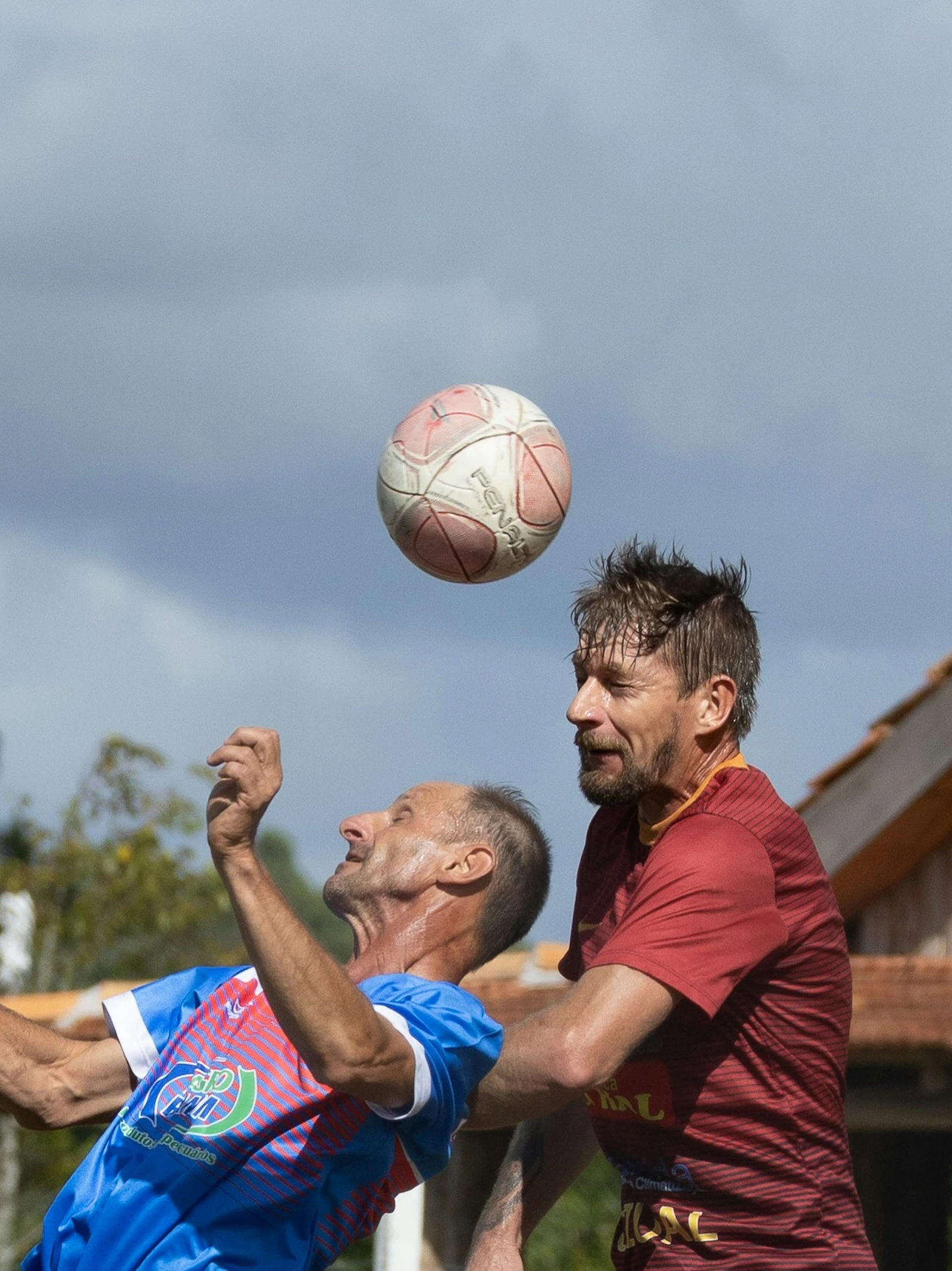 Hoe een hersenschudding jarenlang sporen nalaat bij voetballers