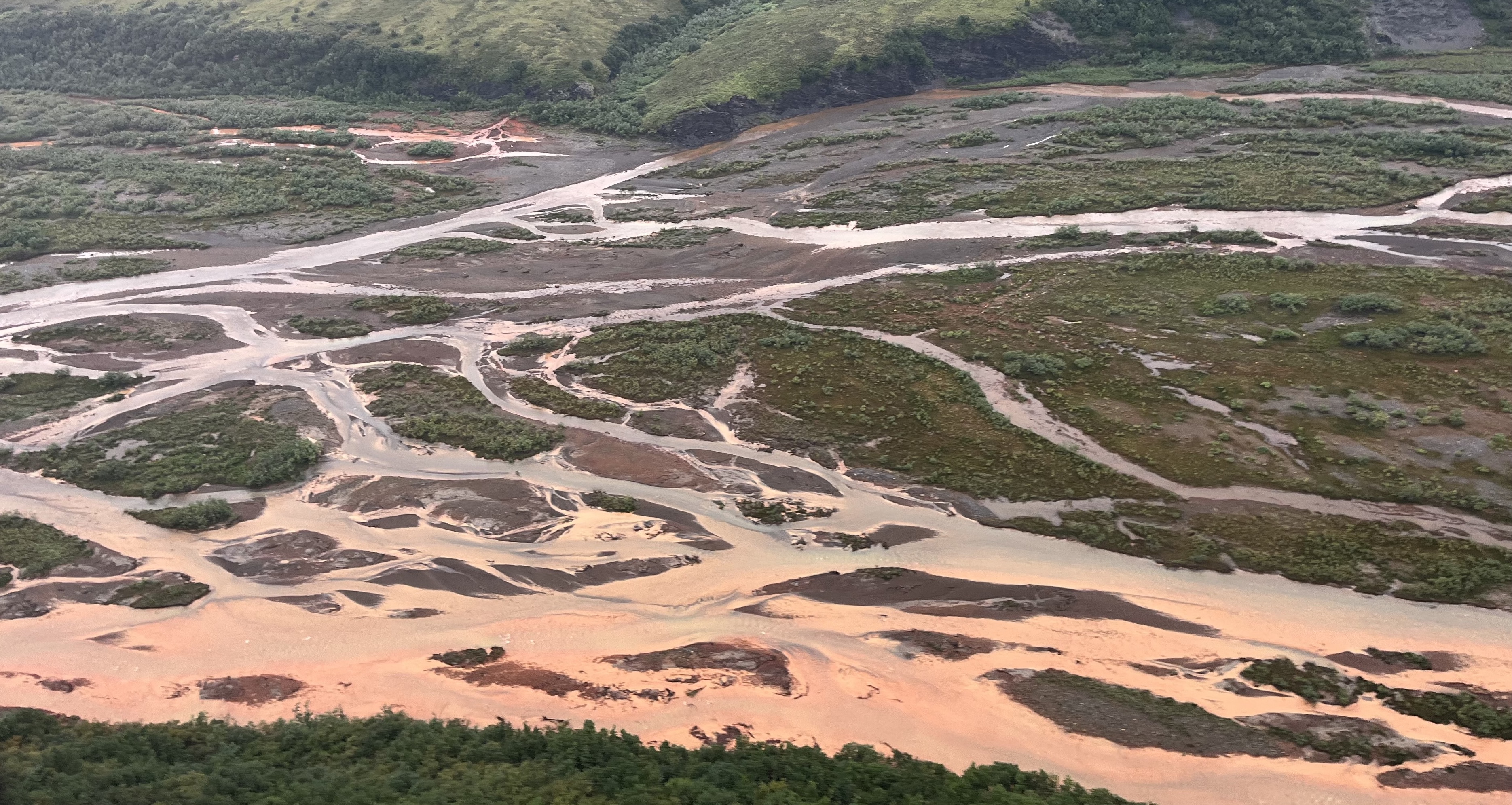Roestbruine rivieren maken ondergrondse effecten van klimaatverandering zichtbaar in Alaska