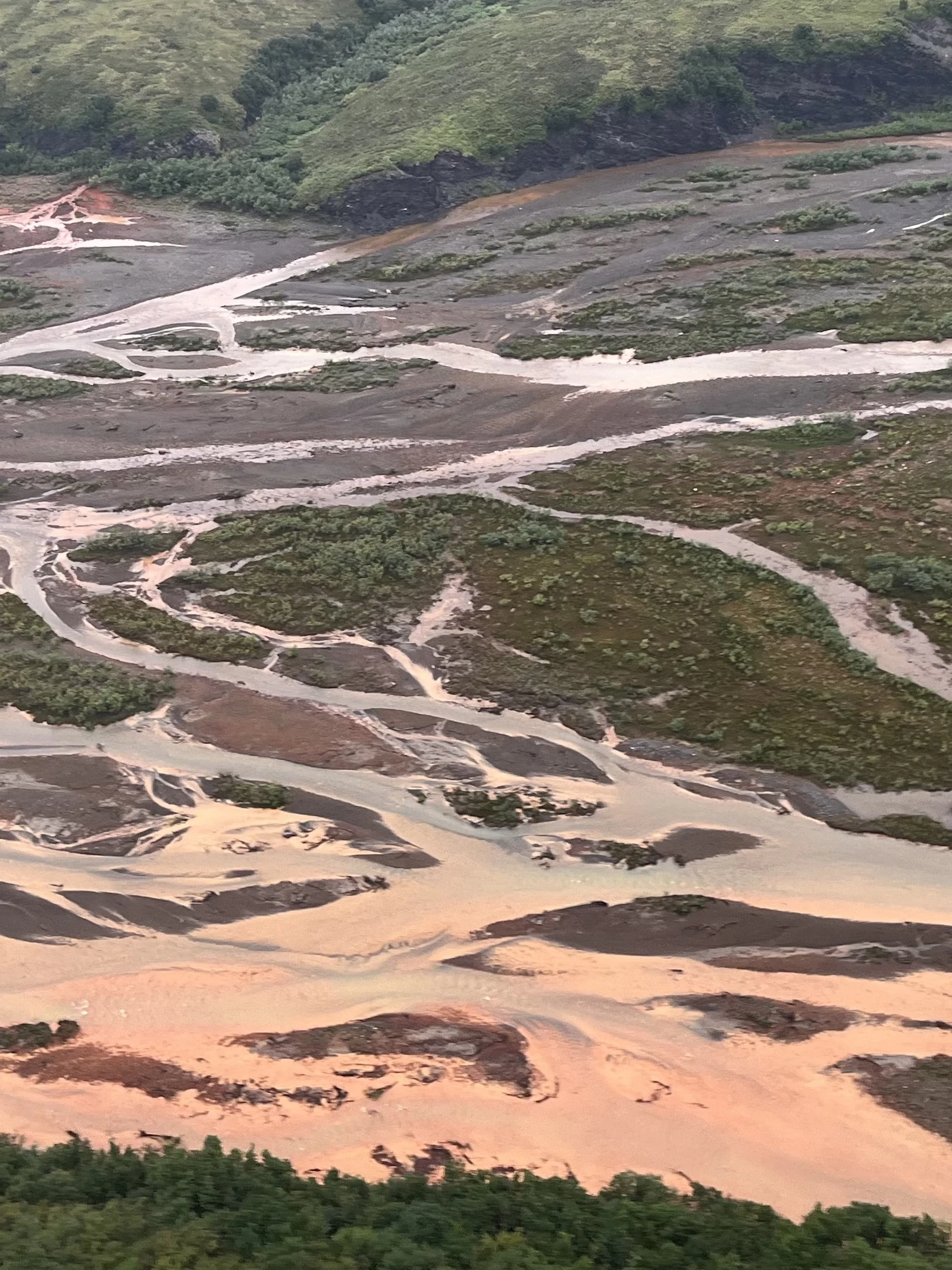 Roestbruine rivieren maken ondergrondse effecten van klimaatverandering zichtbaar in Alaska