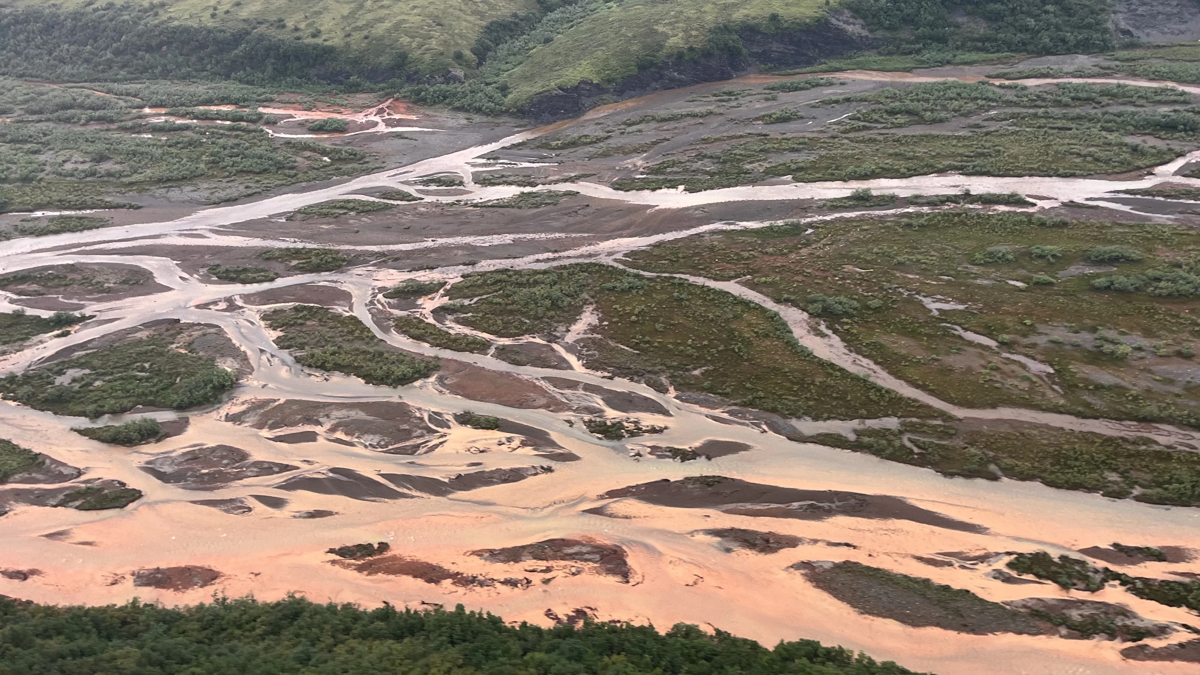 Roestbruine rivieren maken ondergrondse effecten van klimaatverandering zichtbaar in Alaska