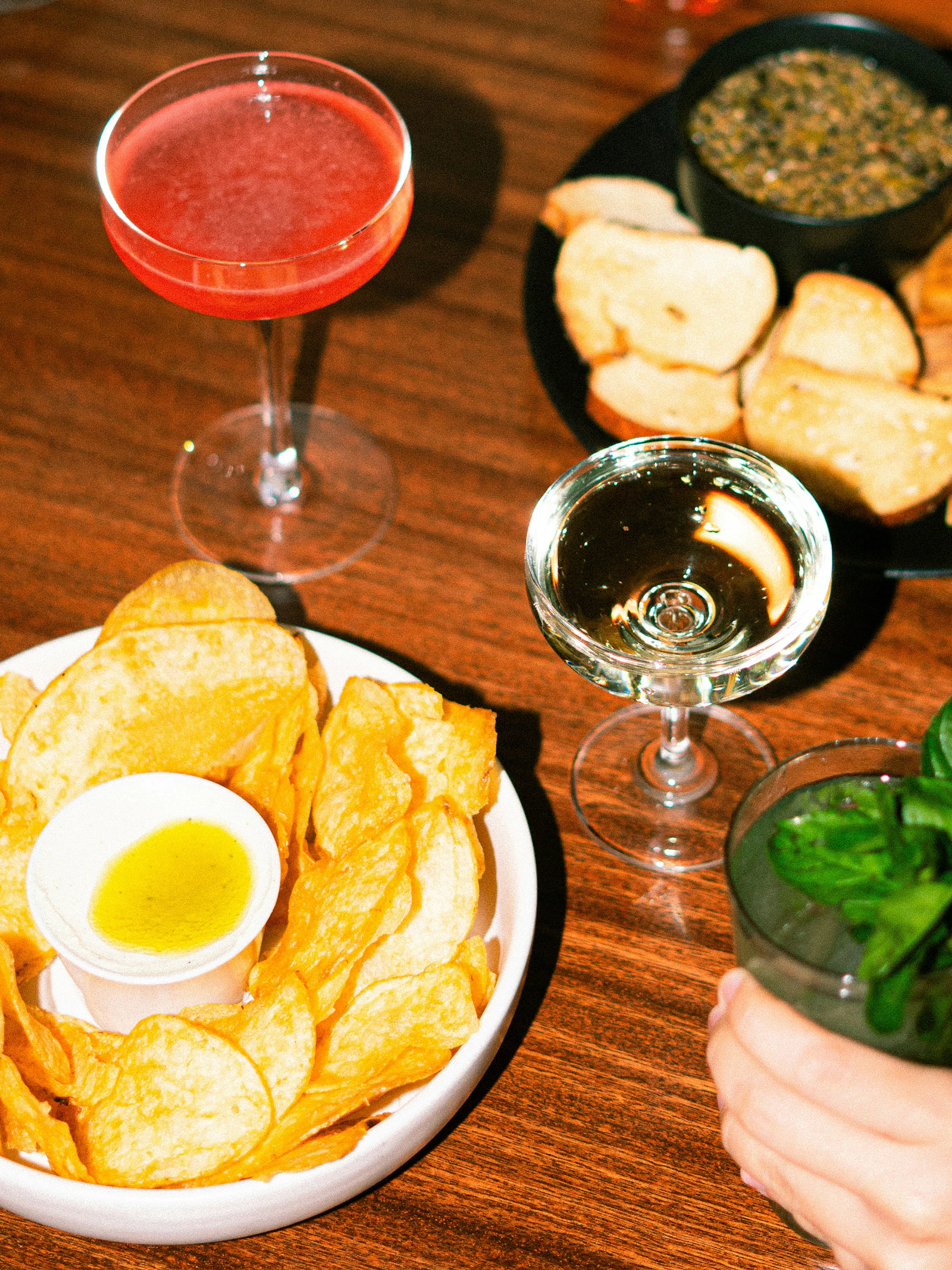 aperitief van diana-diaz (unsplash) Alcohol verschijnt zelden alleen op tafel