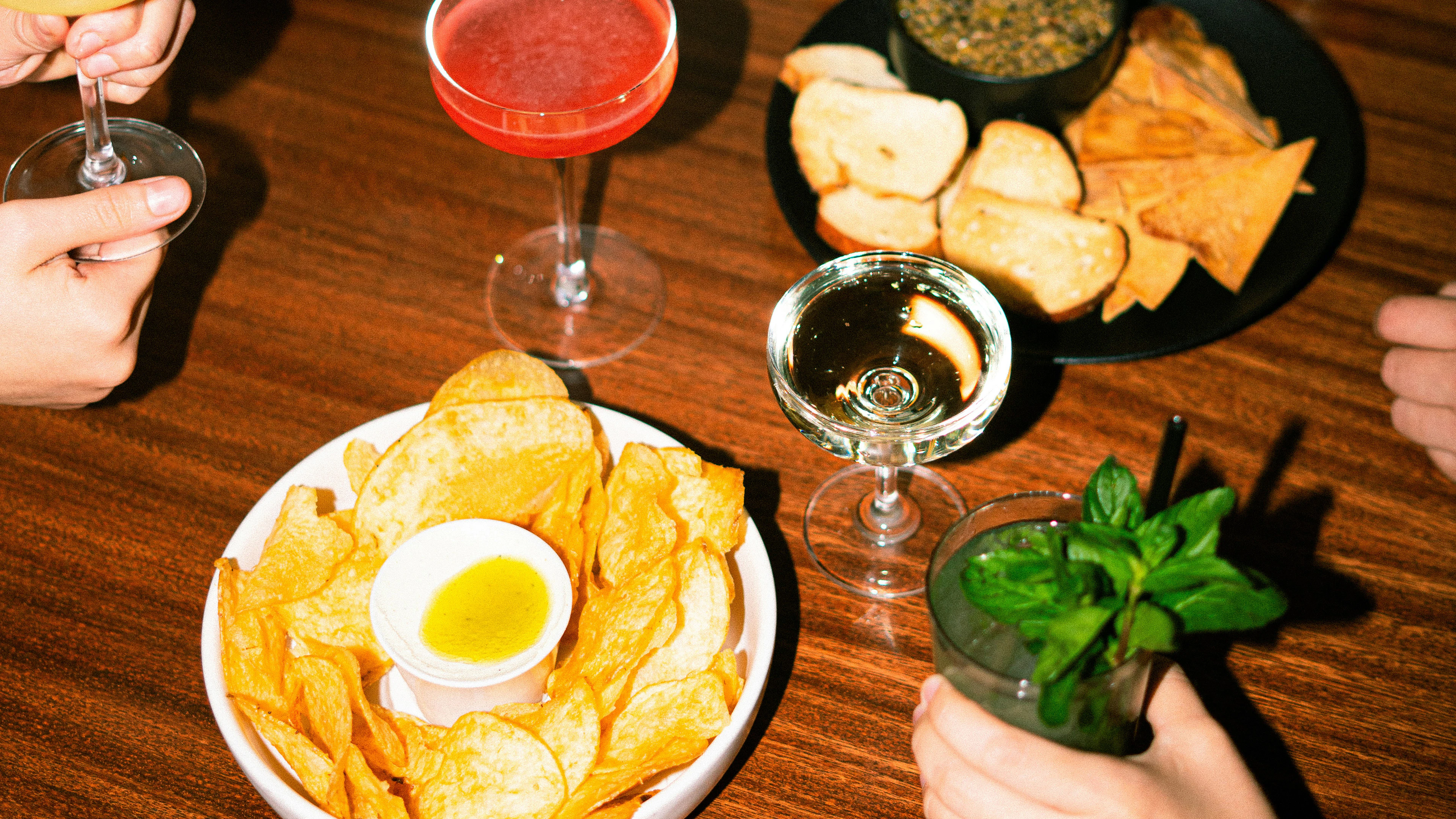 aperitief van diana-diaz (unsplash) Alcohol verschijnt zelden alleen op tafel