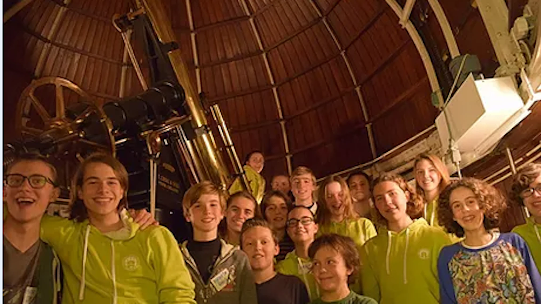 Gentsters in actie in de historische koepel van UGent Volkssterrenwacht Armand Pien