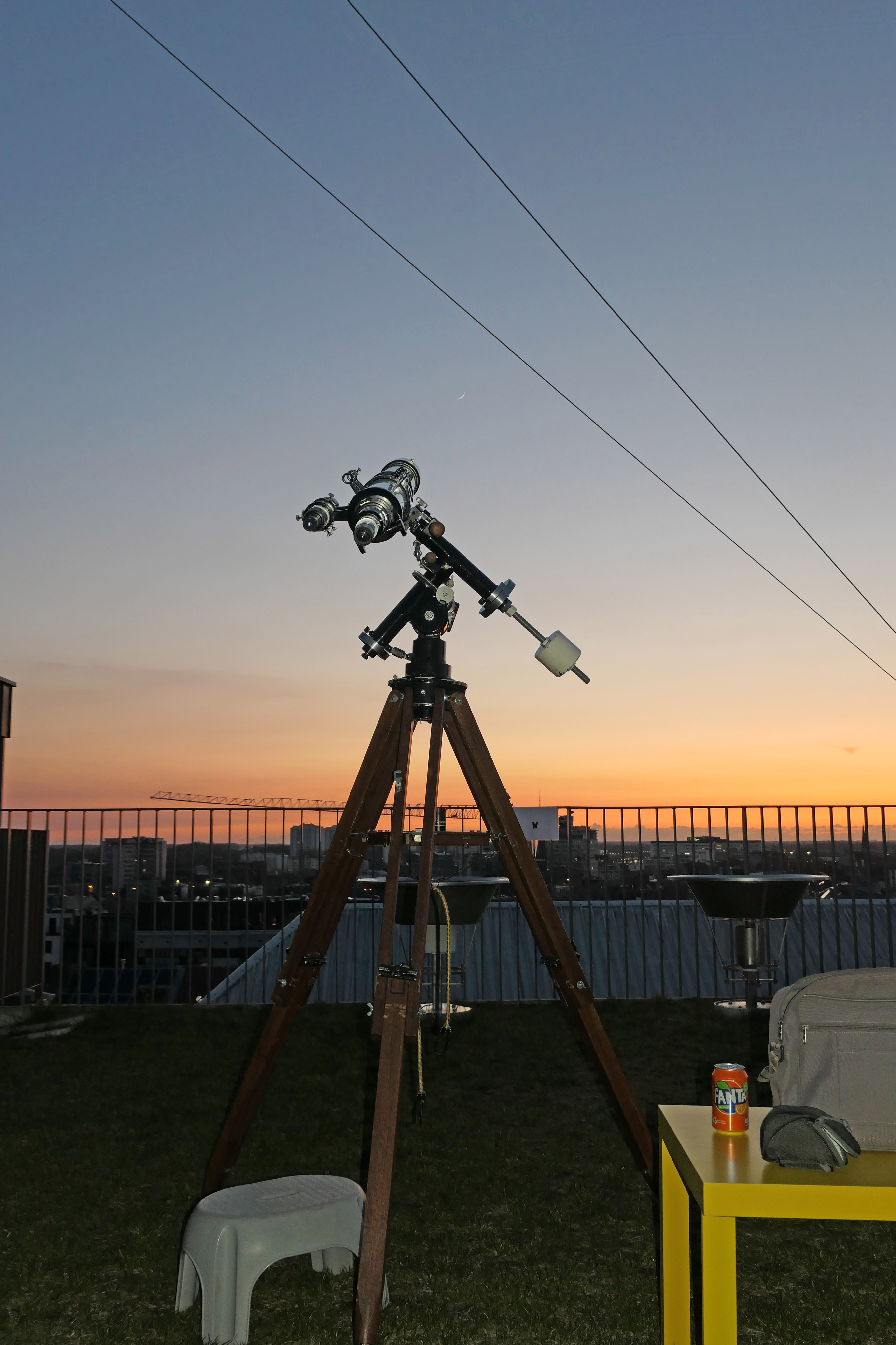 zonsondergang vanop het grasveld van de UGent Volkssterrenwacht Armand Pien