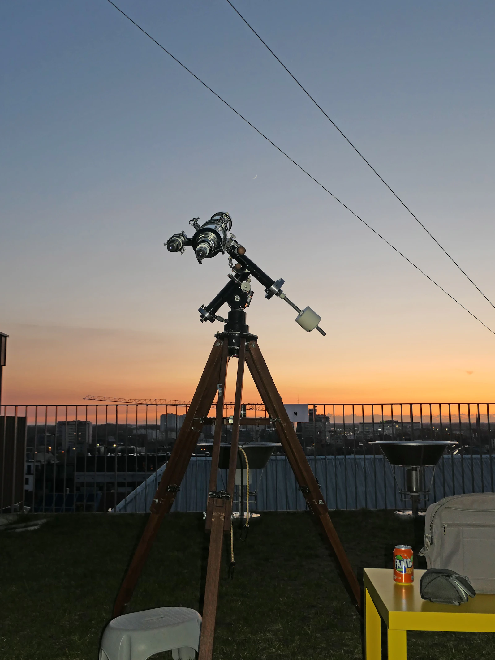 zonsondergang vanop het grasveld van de UGent Volkssterrenwacht Armand Pien