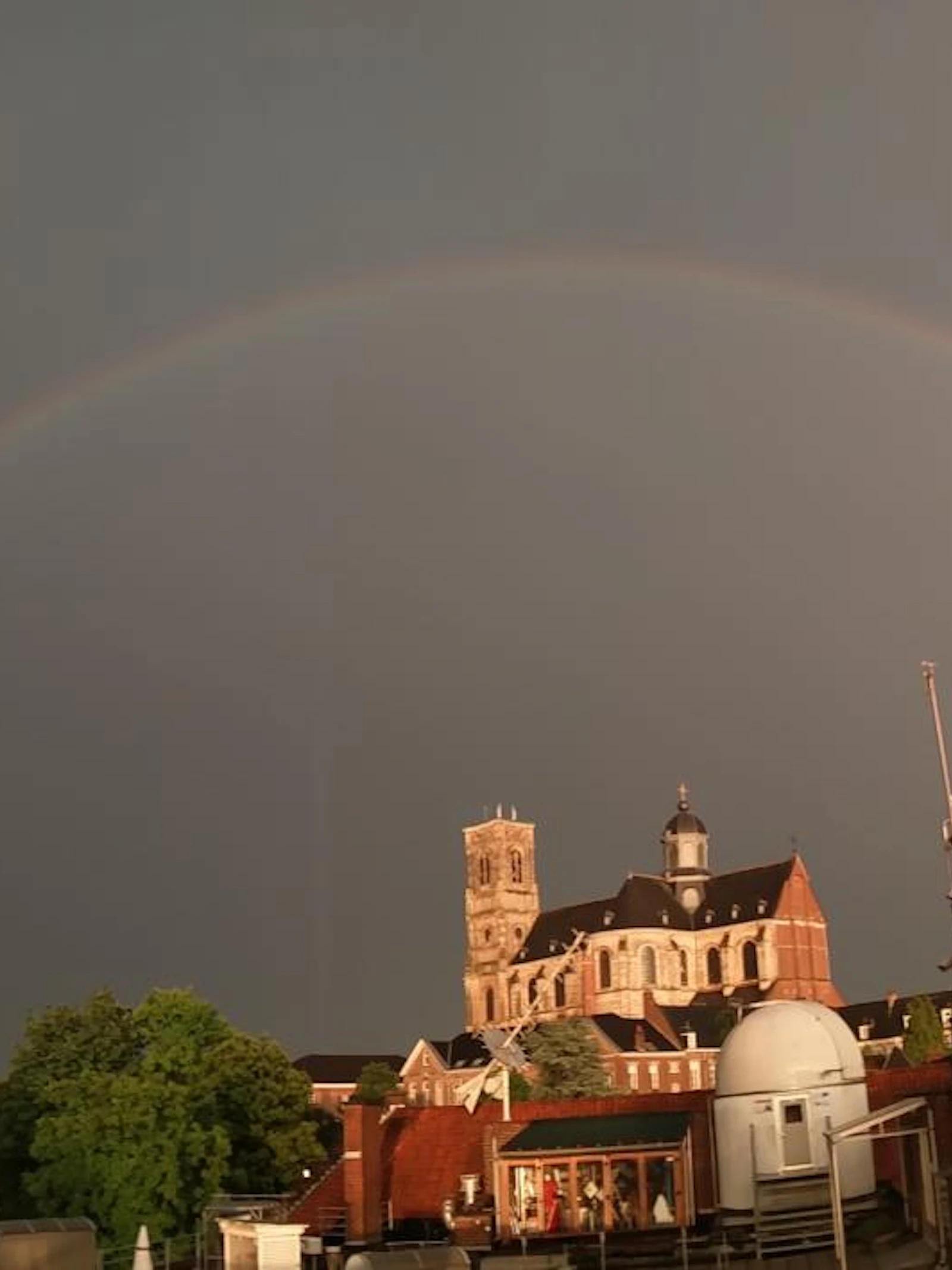 Regenboog boven Volkssterrenwacht MIRA