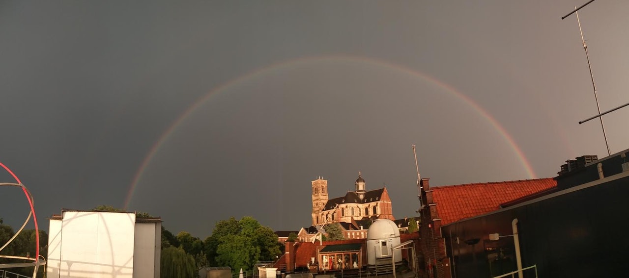 Regenboog boven Volkssterrenwacht MIRA