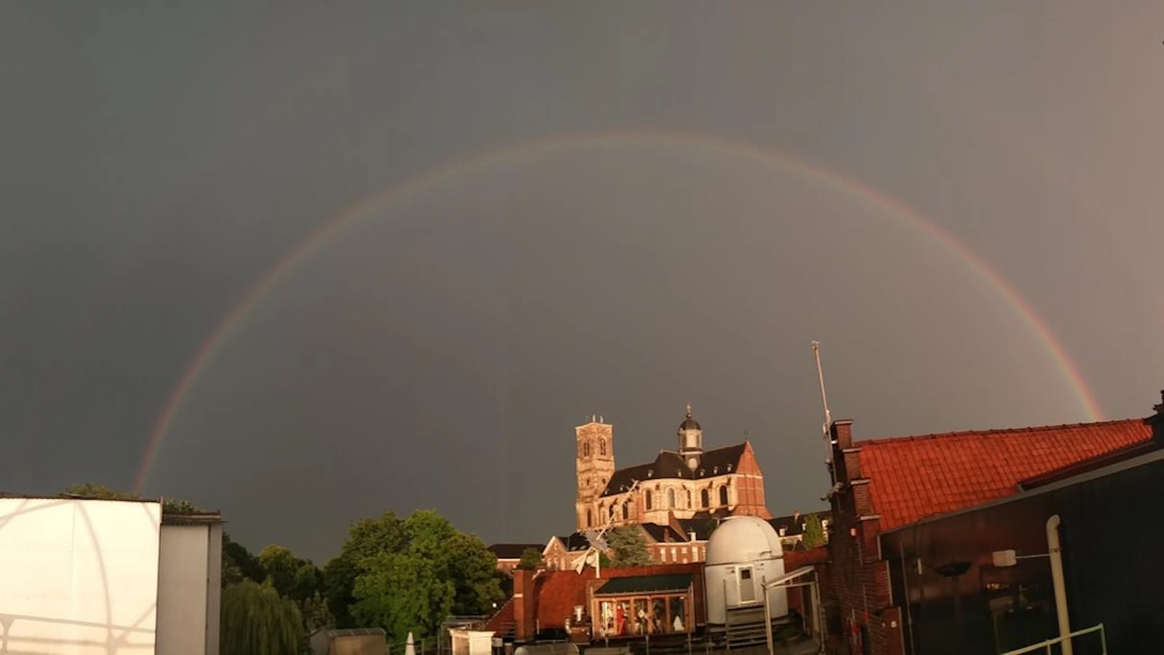 Regenboog boven Volkssterrenwacht MIRA