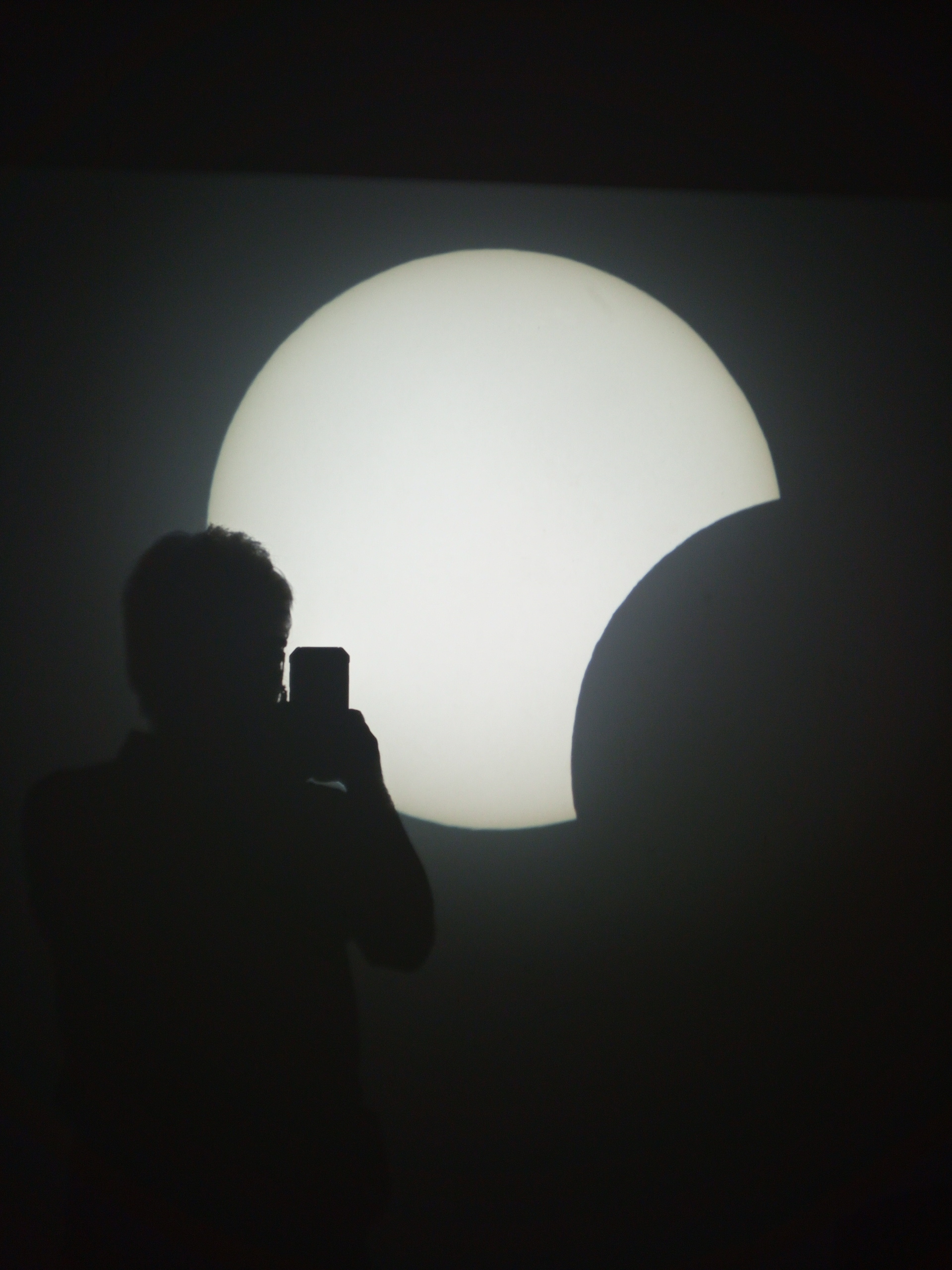 De Maan schuift voor de Zon, indrukwekkend zicht met onze heliostaat