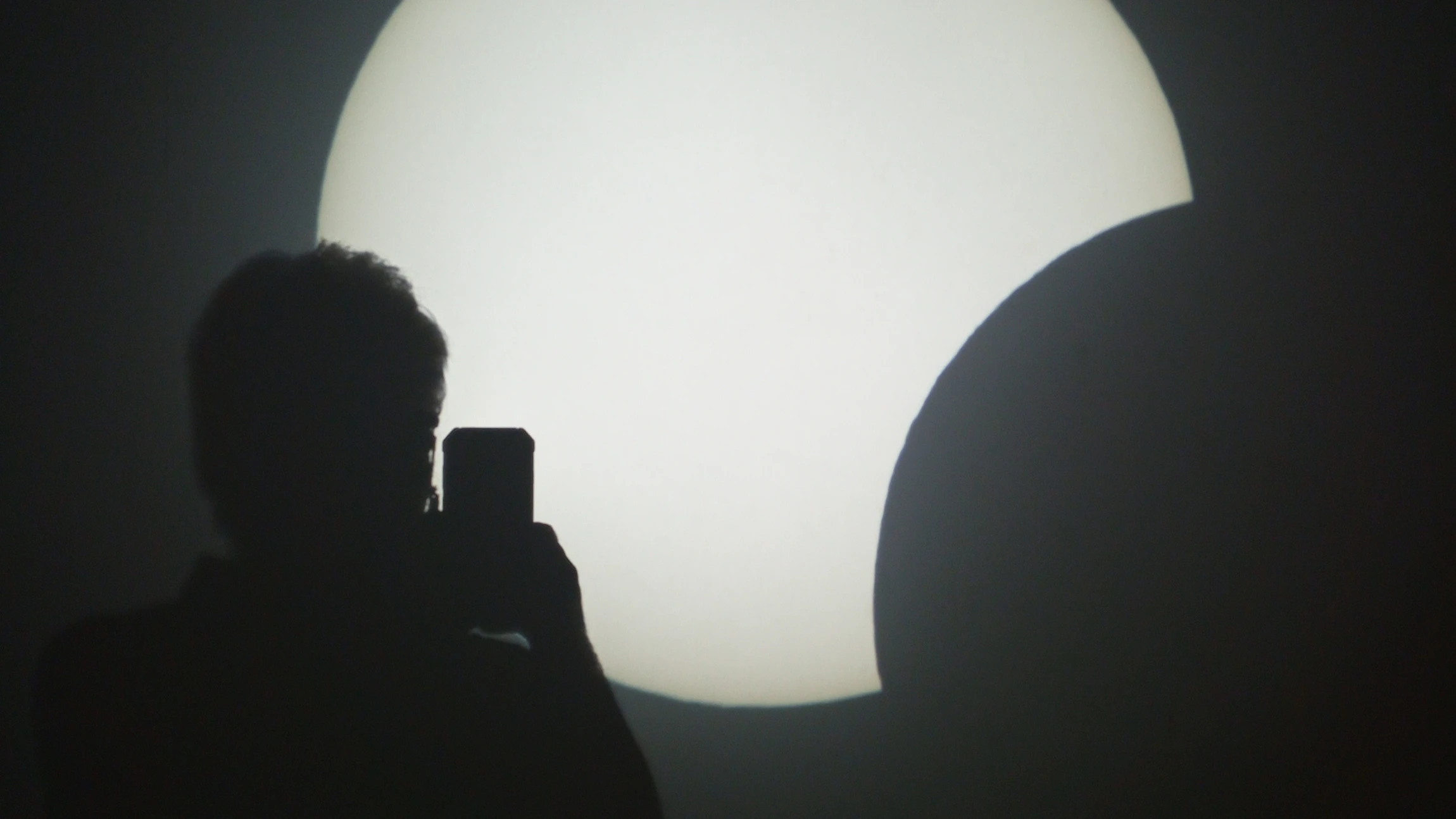 De Maan schuift voor de Zon, indrukwekkend zicht met onze heliostaat
