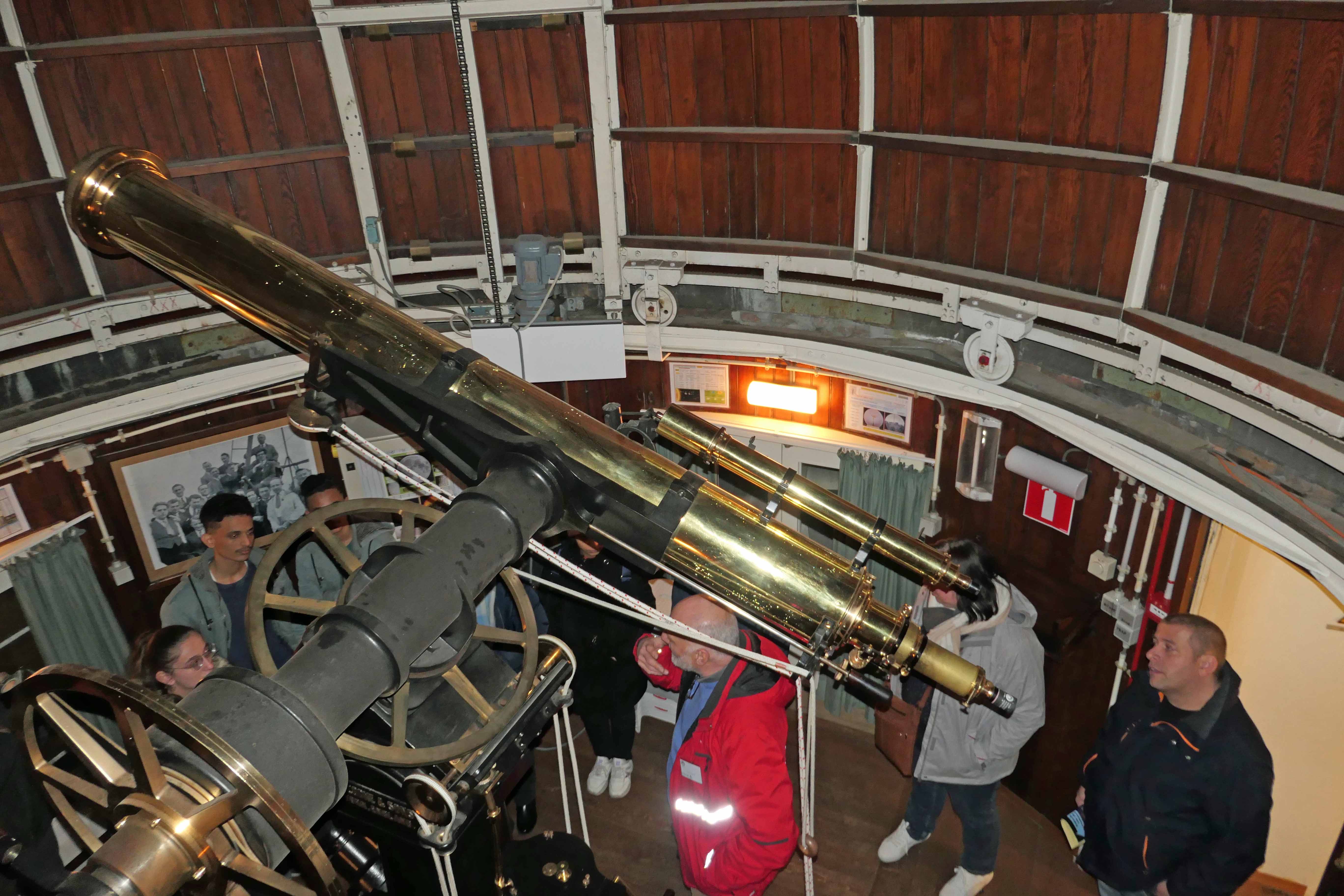 Op een gezinsavond is een blik door onze historische Van Monckhoventelescoop meer dan de moeite waard!