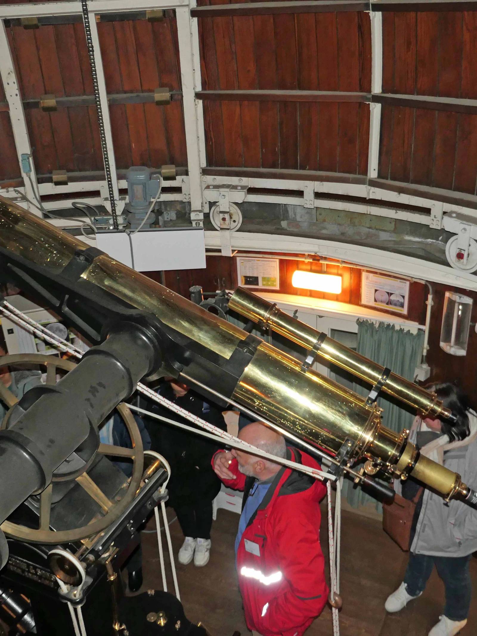 Op een gezinsavond is een blik door onze historische Van Monckhoventelescoop meer dan de moeite waard!